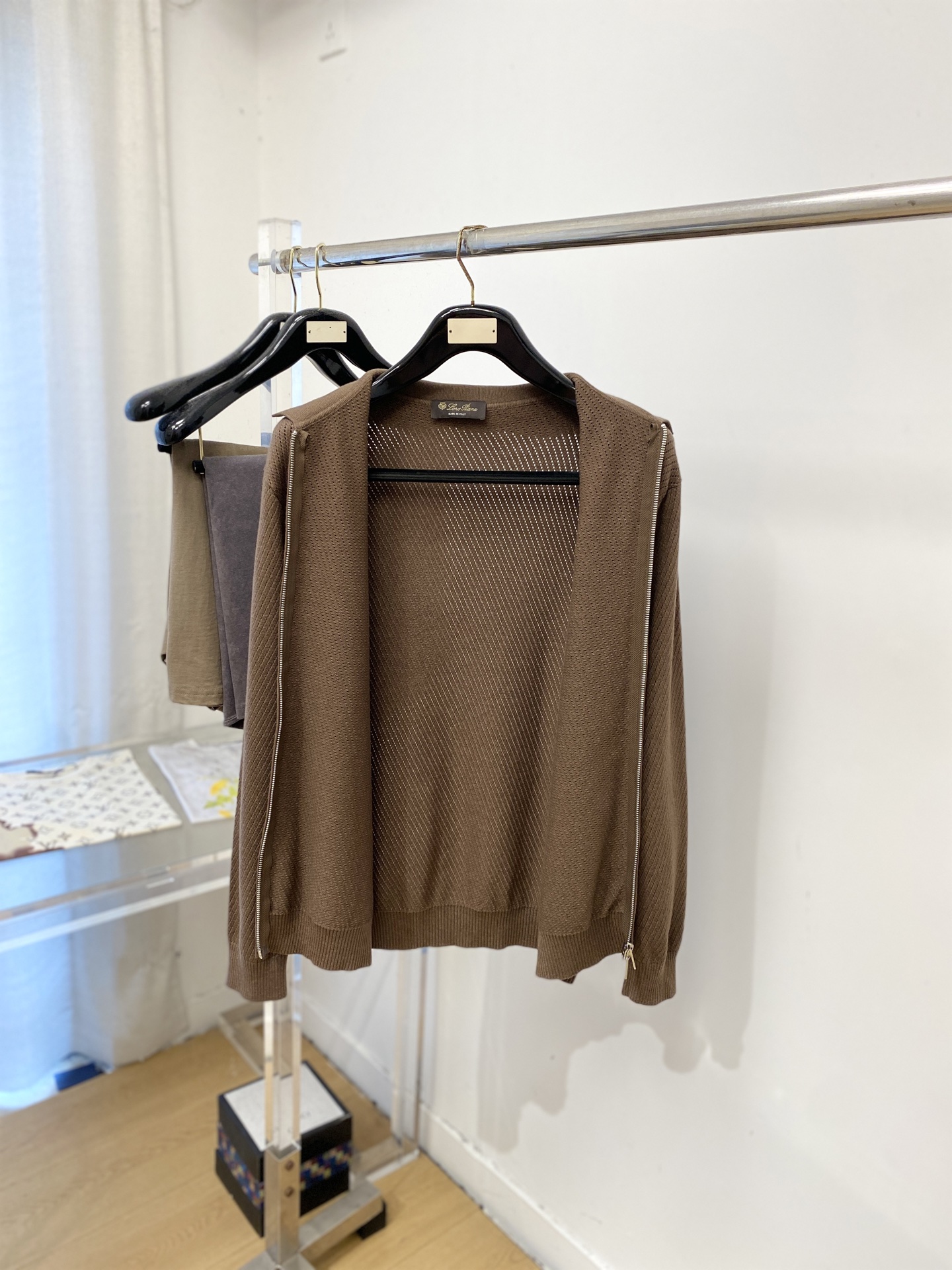 Loro piana、2026新品羊毛衣外套 具有手感细腻柔软，可直接与肌肤接触，让暖心的纱线变化出细腻的质感，顶级工艺