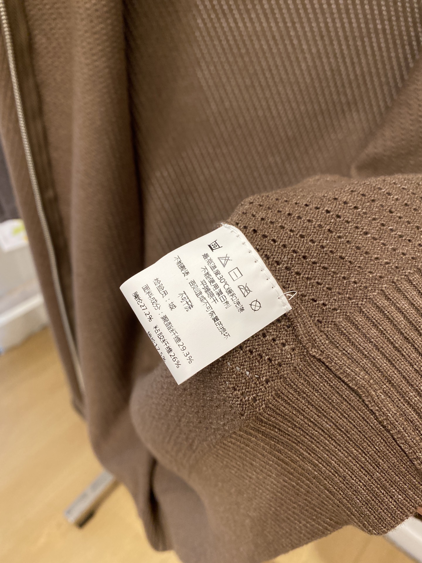 Loro piana、2026新品羊毛衣外套 具有手感细腻柔软，可直接与肌肤接触，让暖心的纱线变化出细腻的质感，顶级工艺