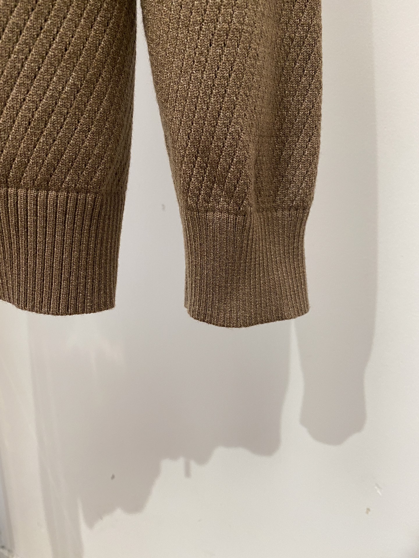 Loro piana、2026新品羊毛衣外套 具有手感细腻柔软，可直接与肌肤接触，让暖心的纱线变化出细腻的质感，顶级工艺