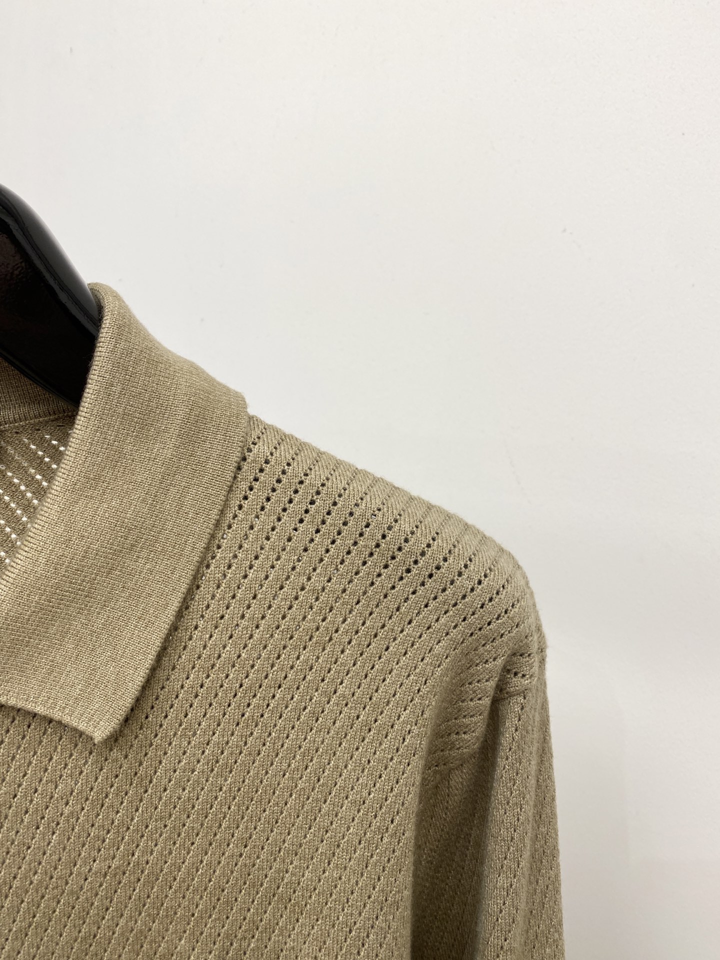 Loro piana、2026新品羊毛衣外套 具有手感细腻柔软，可直接与肌肤接触，让暖心的纱线变化出细腻的质感，顶级工艺
