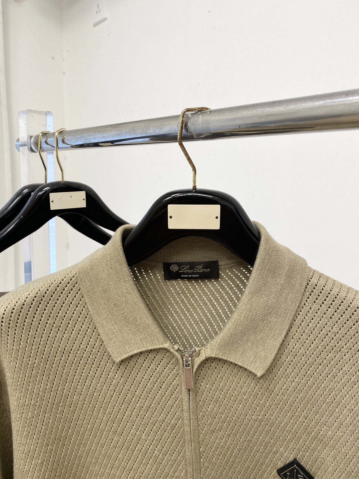Loro piana、2026新品羊毛衣外套 具有手感细腻柔软，可直接与肌肤接触，让暖心的纱线变化出细腻的质感，顶级工艺