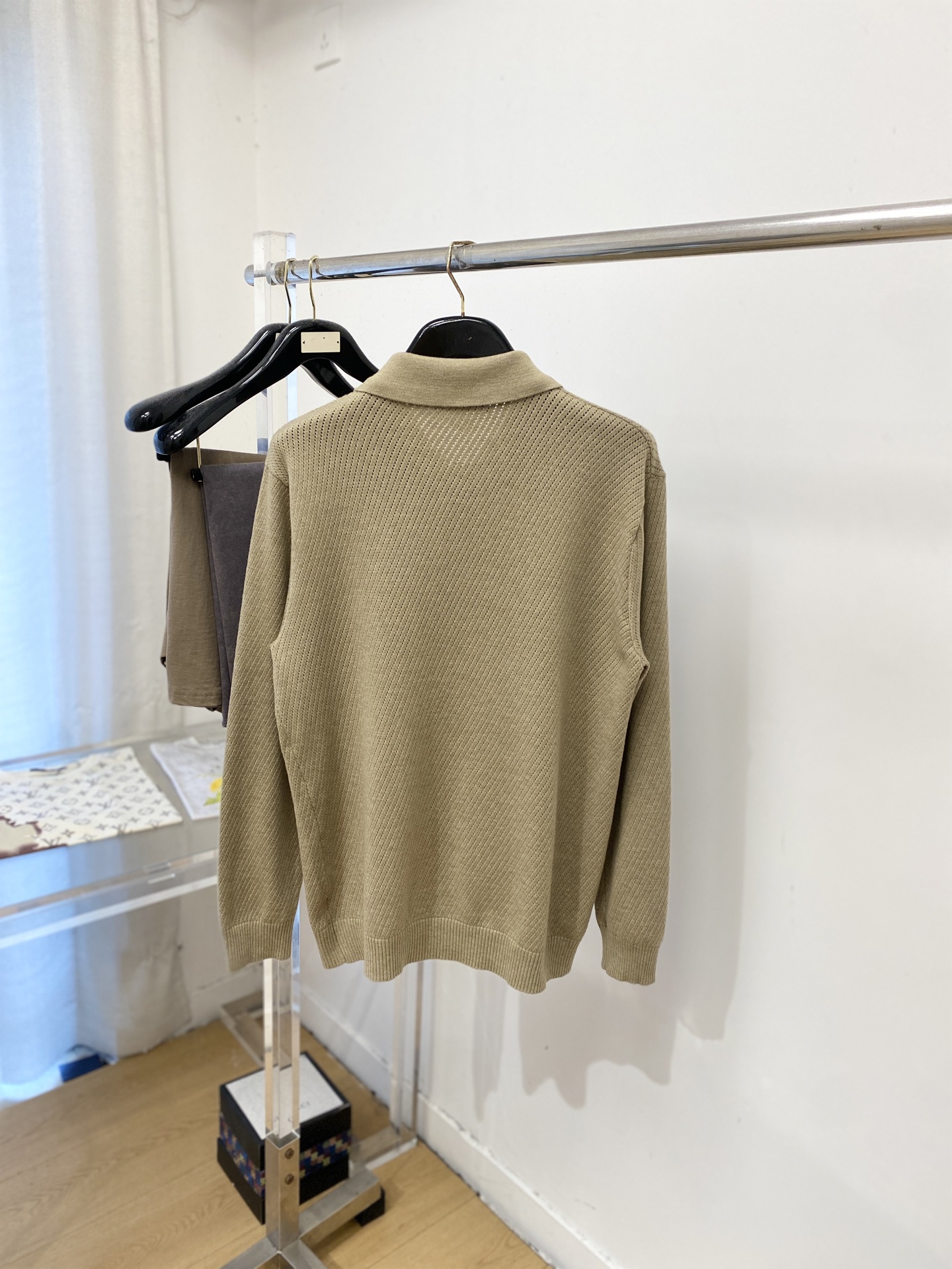 Loro piana、2026新品羊毛衣外套 具有手感细腻柔软，可直接与肌肤接触，让暖心的纱线变化出细腻的质感，顶级工艺