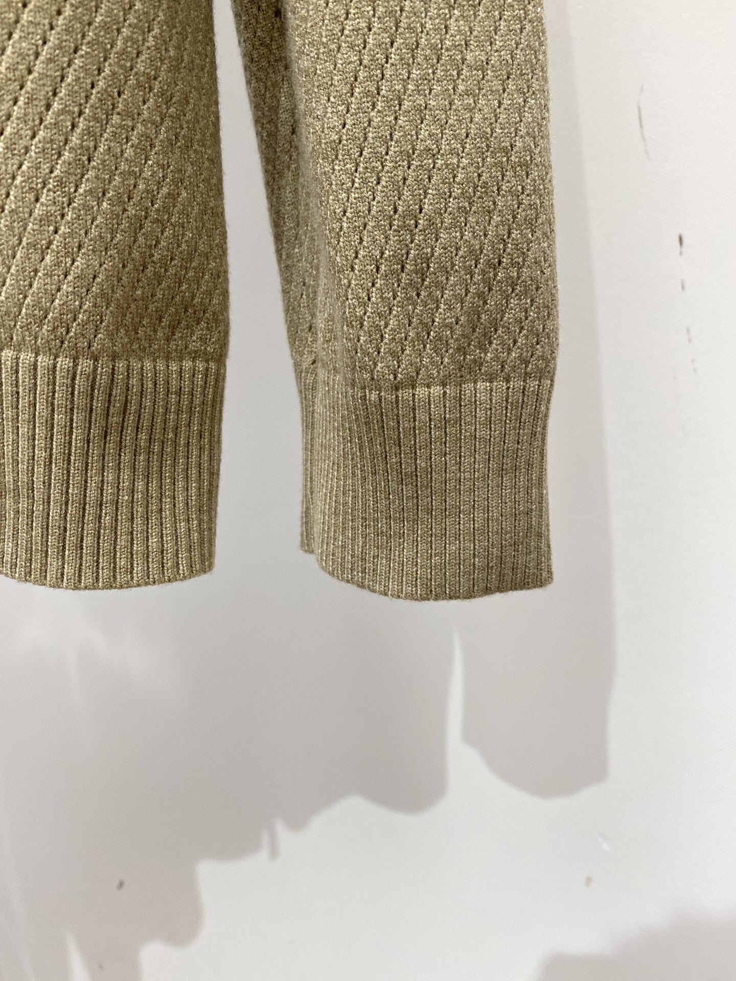 Loro piana、2026新品羊毛衣外套 具有手感细腻柔软，可直接与肌肤接触，让暖心的纱线变化出细腻的质感，顶级工艺