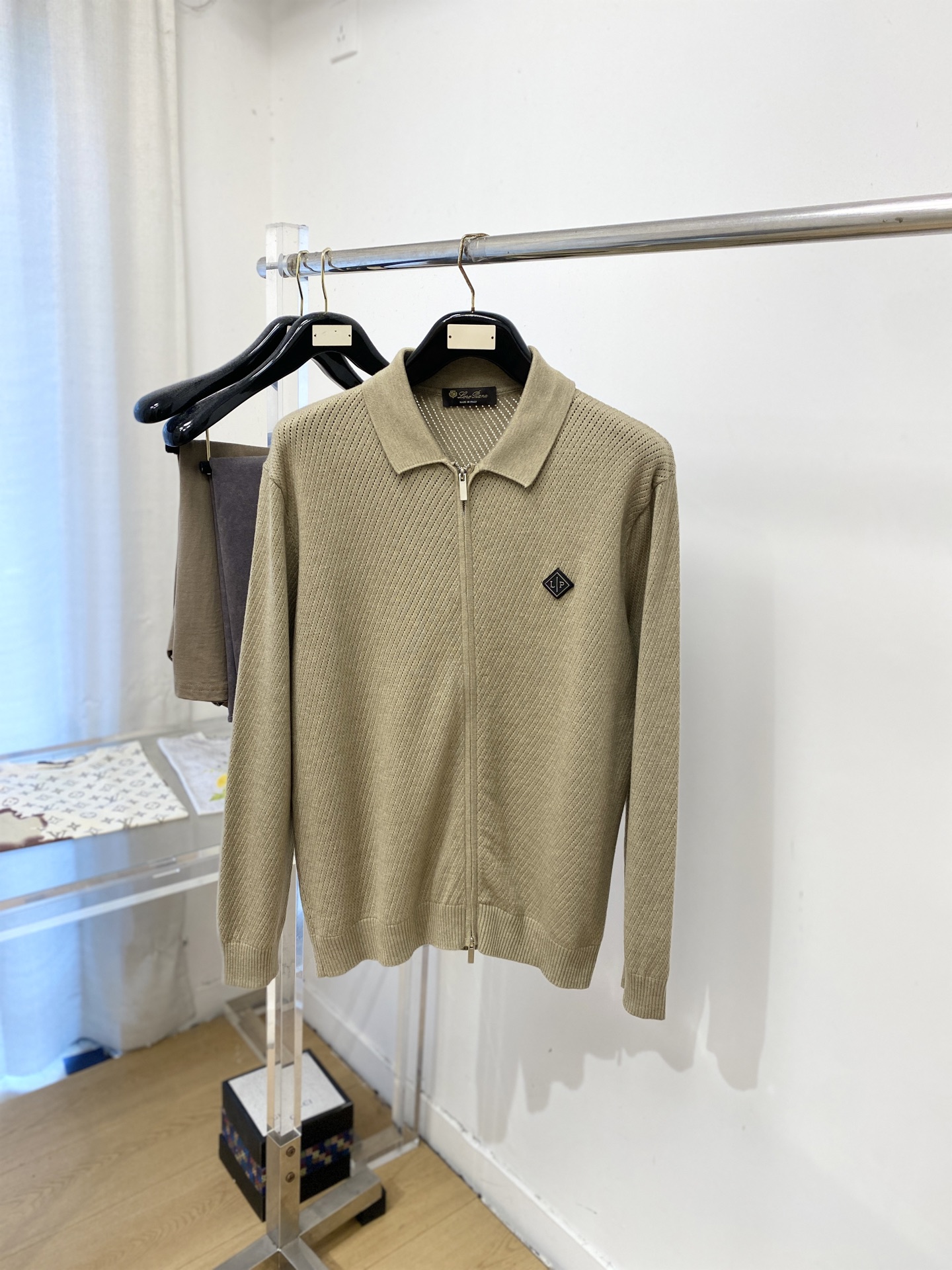 Loro piana、2026新品羊毛衣外套 具有手感细腻柔软，可直接与肌肤接触，让暖心的纱线变化出细腻的质感，顶级工艺