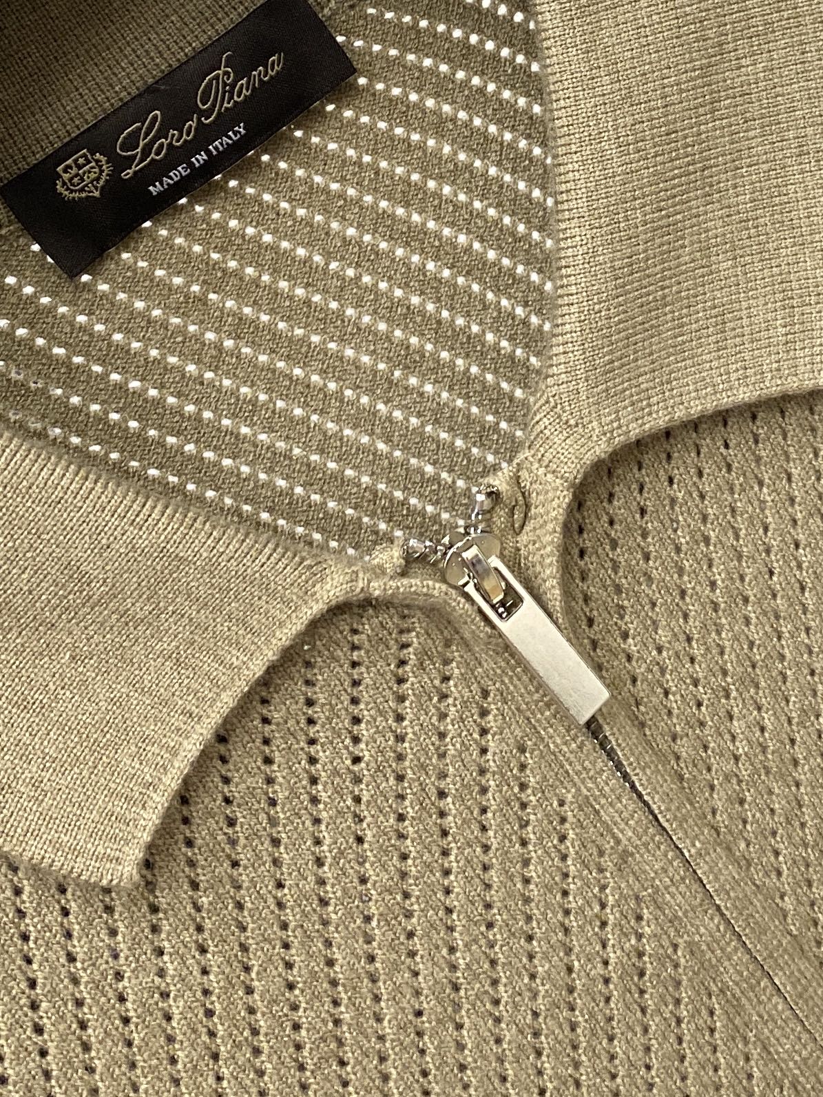 Loro piana、2026新品羊毛衣外套 具有手感细腻柔软，可直接与肌肤接触，让暖心的纱线变化出细腻的质感，顶级工艺