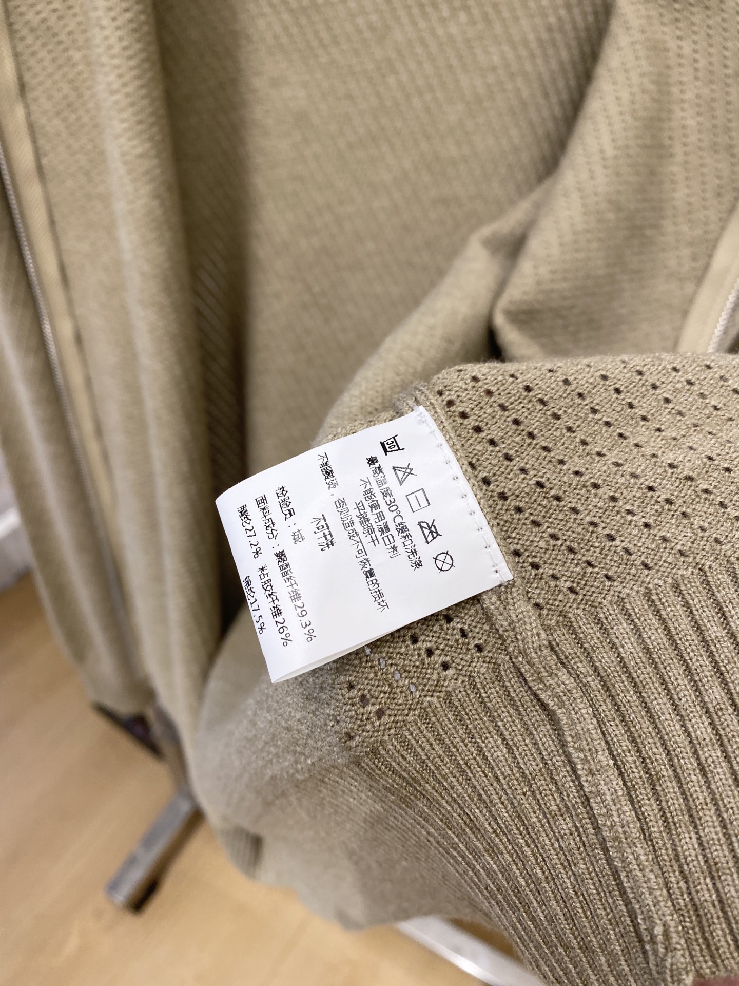 Loro piana、2026新品羊毛衣外套 具有手感细腻柔软，可直接与肌肤接触，让暖心的纱线变化出细腻的质感，顶级工艺