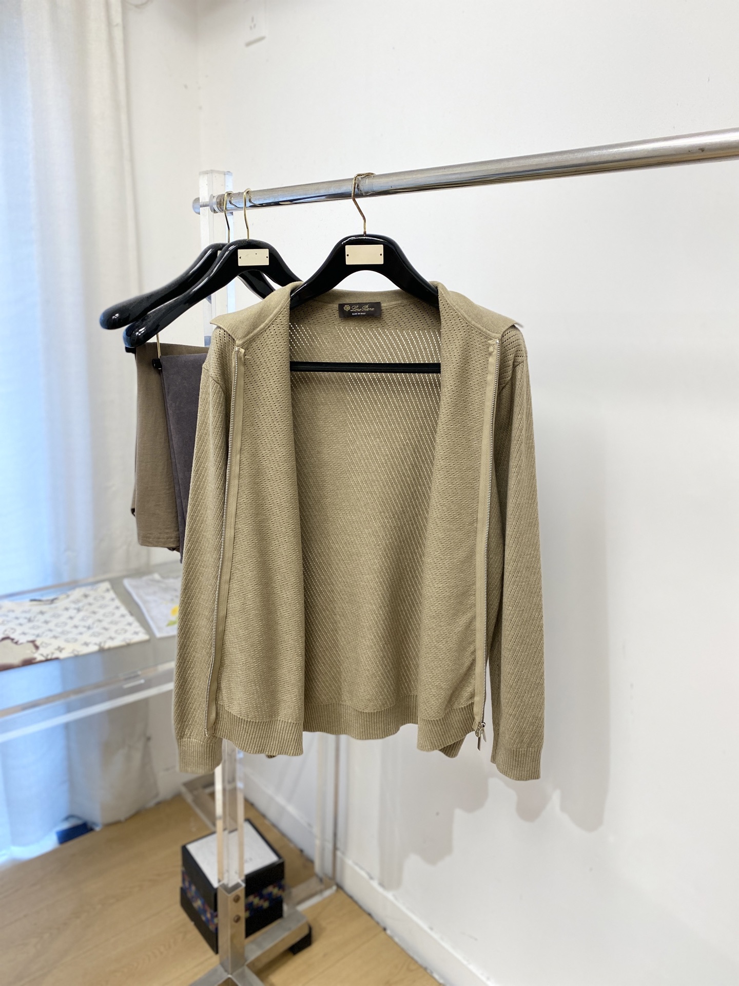 Loro piana、2026新品羊毛衣外套 具有手感细腻柔软，可直接与肌肤接触，让暖心的纱线变化出细腻的质感，顶级工艺