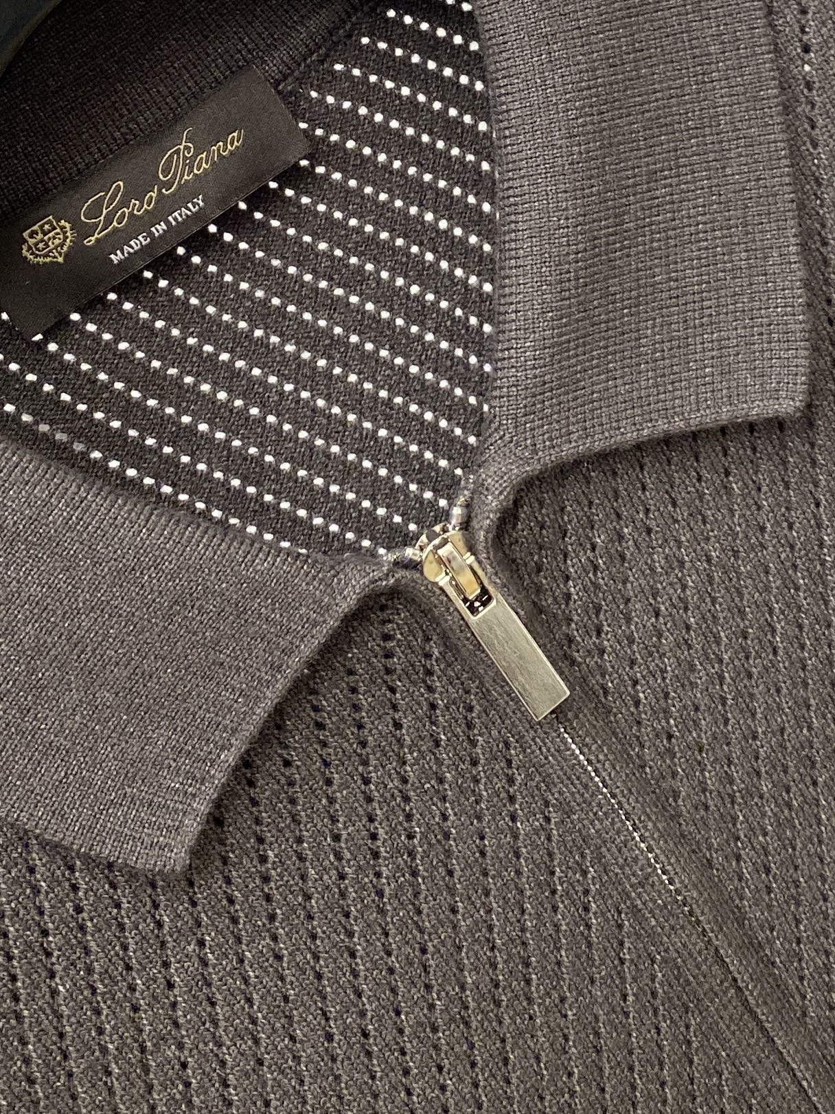 Loro piana、2026新品羊毛衣外套 具有手感细腻柔软，可直接与肌肤接触，让暖心的纱线变化出细腻的质感，顶级工艺