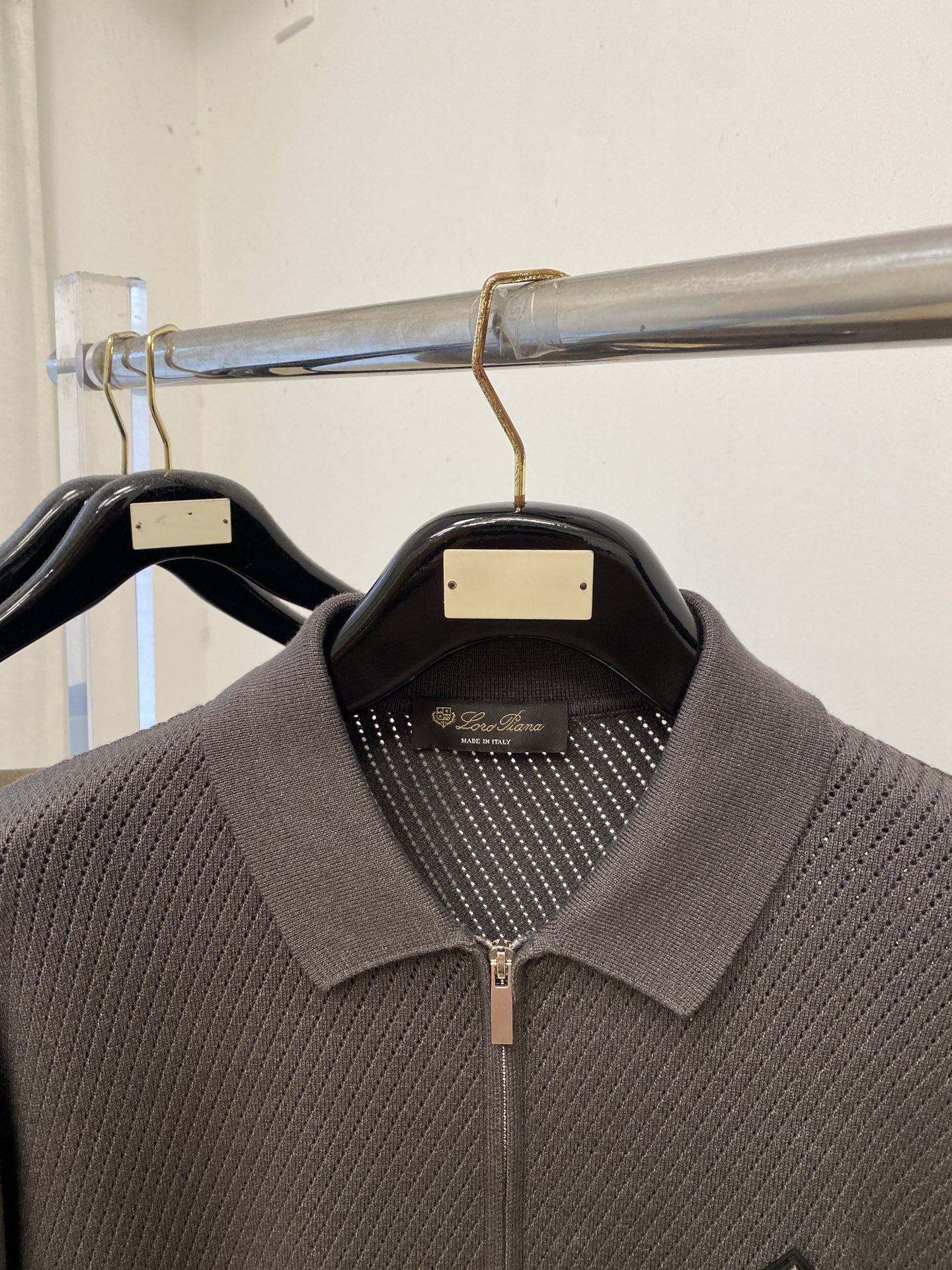 Loro piana、2026新品羊毛衣外套 具有手感细腻柔软，可直接与肌肤接触，让暖心的纱线变化出细腻的质感，顶级工艺