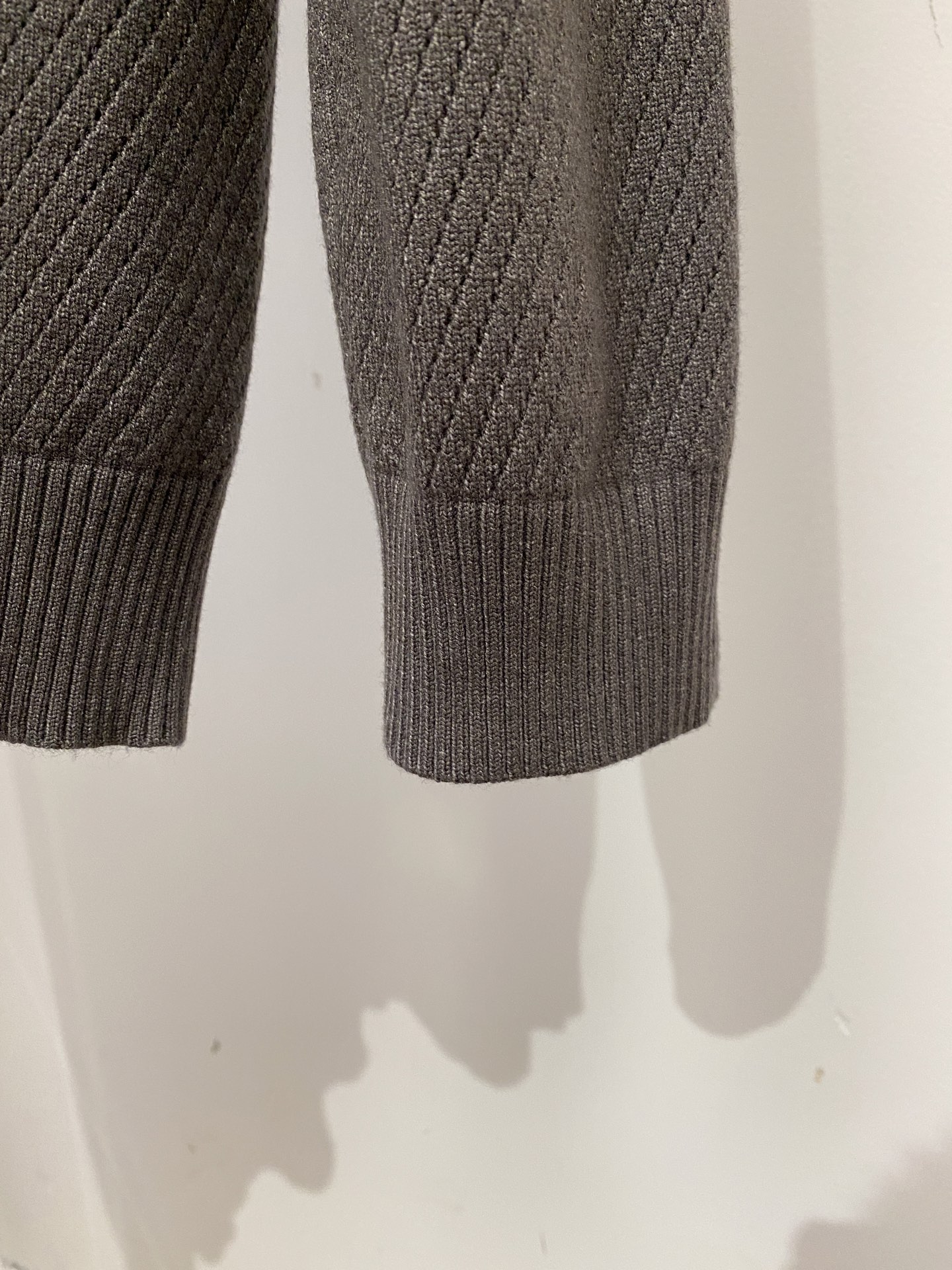 Loro piana、2026新品羊毛衣外套 具有手感细腻柔软，可直接与肌肤接触，让暖心的纱线变化出细腻的质感，顶级工艺