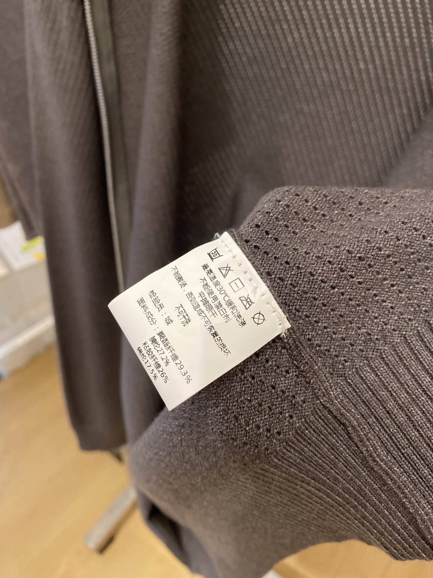 Loro piana、2026新品羊毛衣外套 具有手感细腻柔软，可直接与肌肤接触，让暖心的纱线变化出细腻的质感，顶级工艺