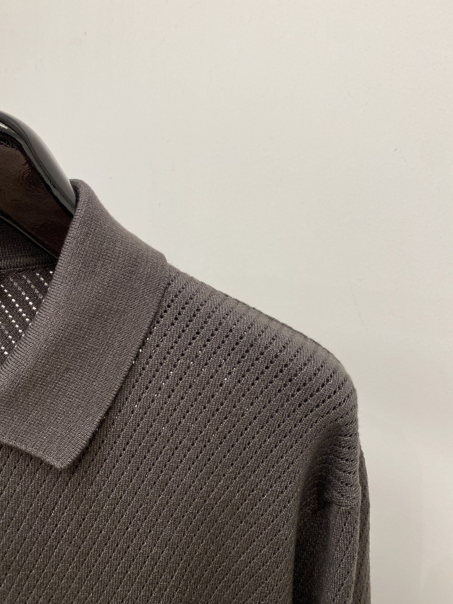 Loro piana、2026新品羊毛衣外套 具有手感细腻柔软，可直接与肌肤接触，让暖心的纱线变化出细腻的质感，顶级工艺