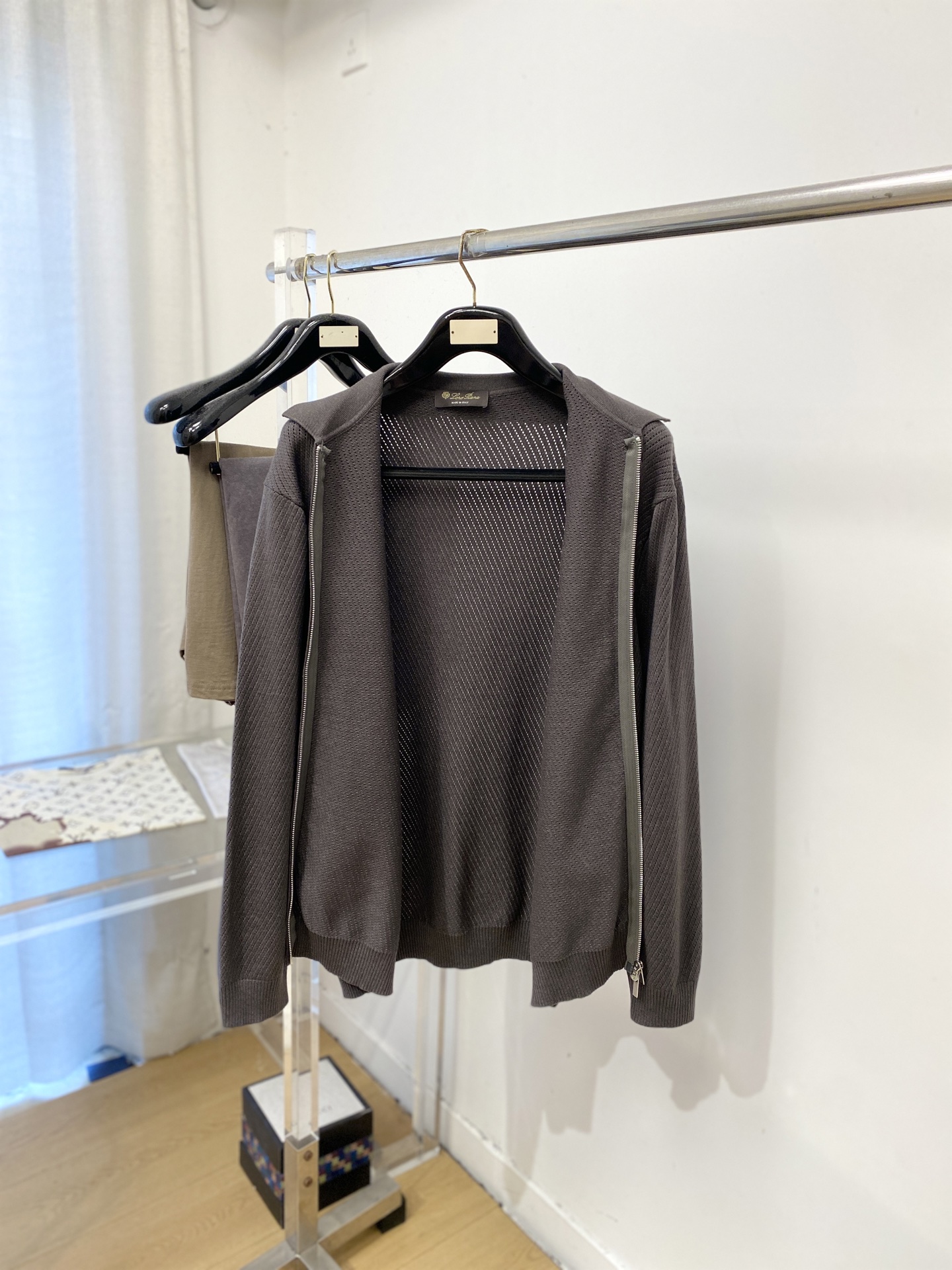 Loro piana、2026新品羊毛衣外套 具有手感细腻柔软，可直接与肌肤接触，让暖心的纱线变化出细腻的质感，顶级工艺