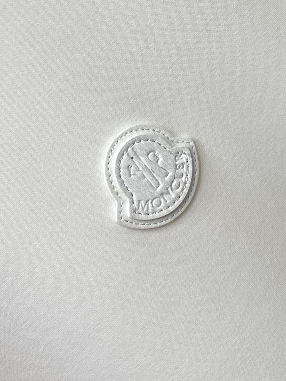 蒙口、2026新品长袖卫衣，帅气时尚，胸前刺绣装饰图案logo，简约百搭款。面料棉 不仅挺括，保持潮流的廓形，又穿着舒适