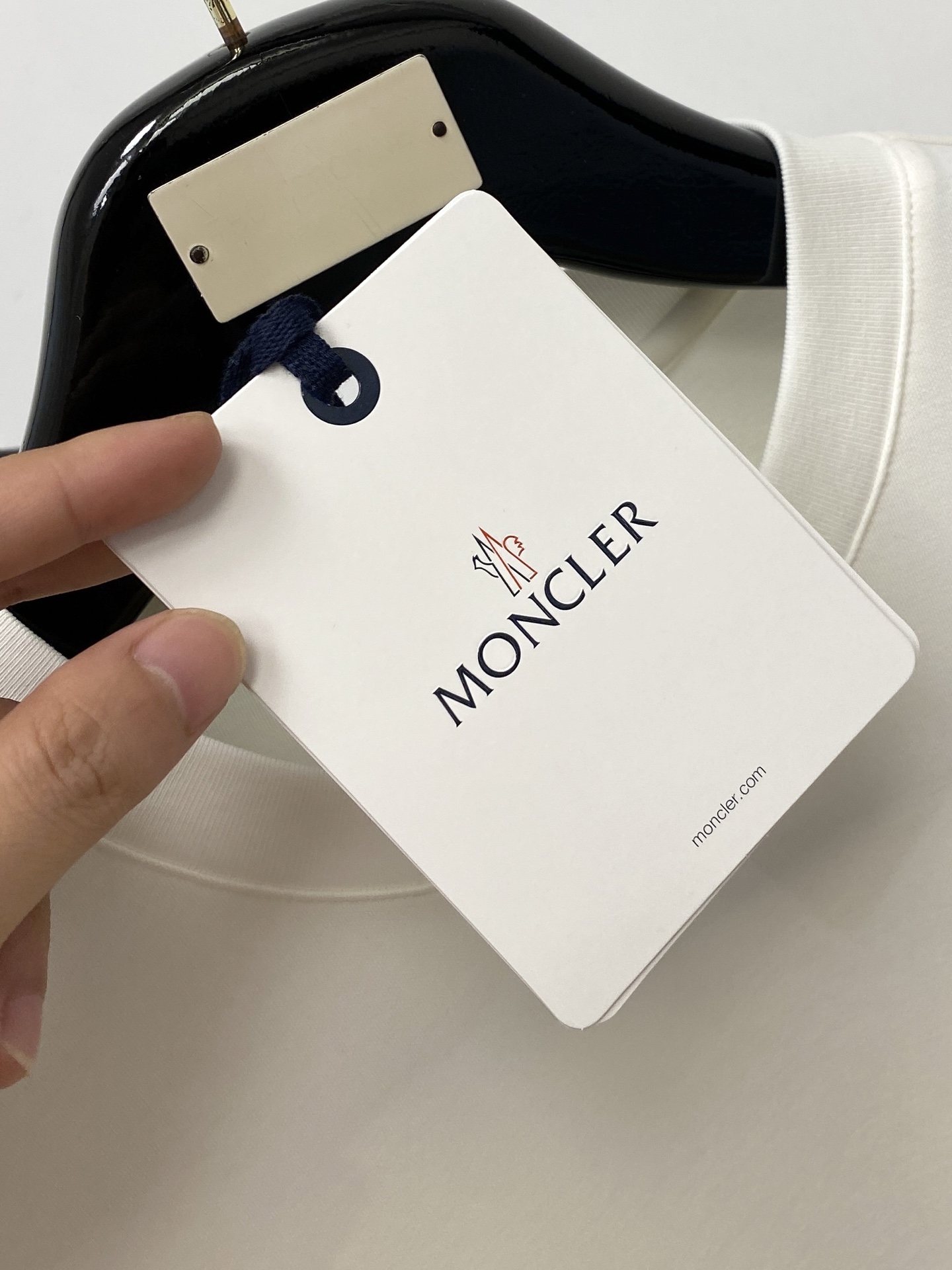 蒙口、2026新品长袖卫衣，帅气时尚，胸前刺绣装饰图案logo，简约百搭款。面料棉 不仅挺括，保持潮流的廓形，又穿着舒适