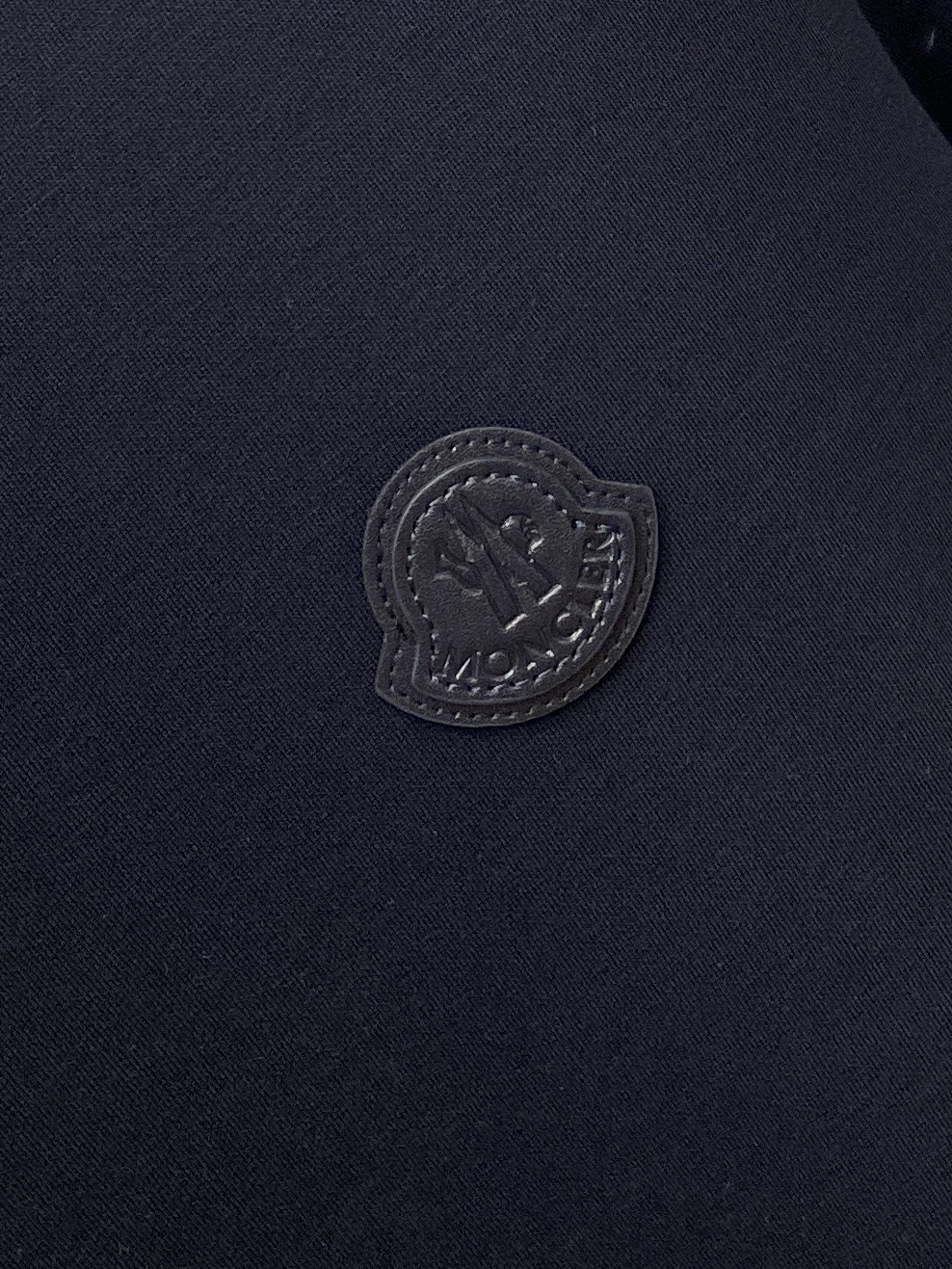 蒙口、2026新品长袖卫衣，帅气时尚，胸前刺绣装饰图案logo，简约百搭款。面料棉 不仅挺括，保持潮流的廓形，又穿着舒适