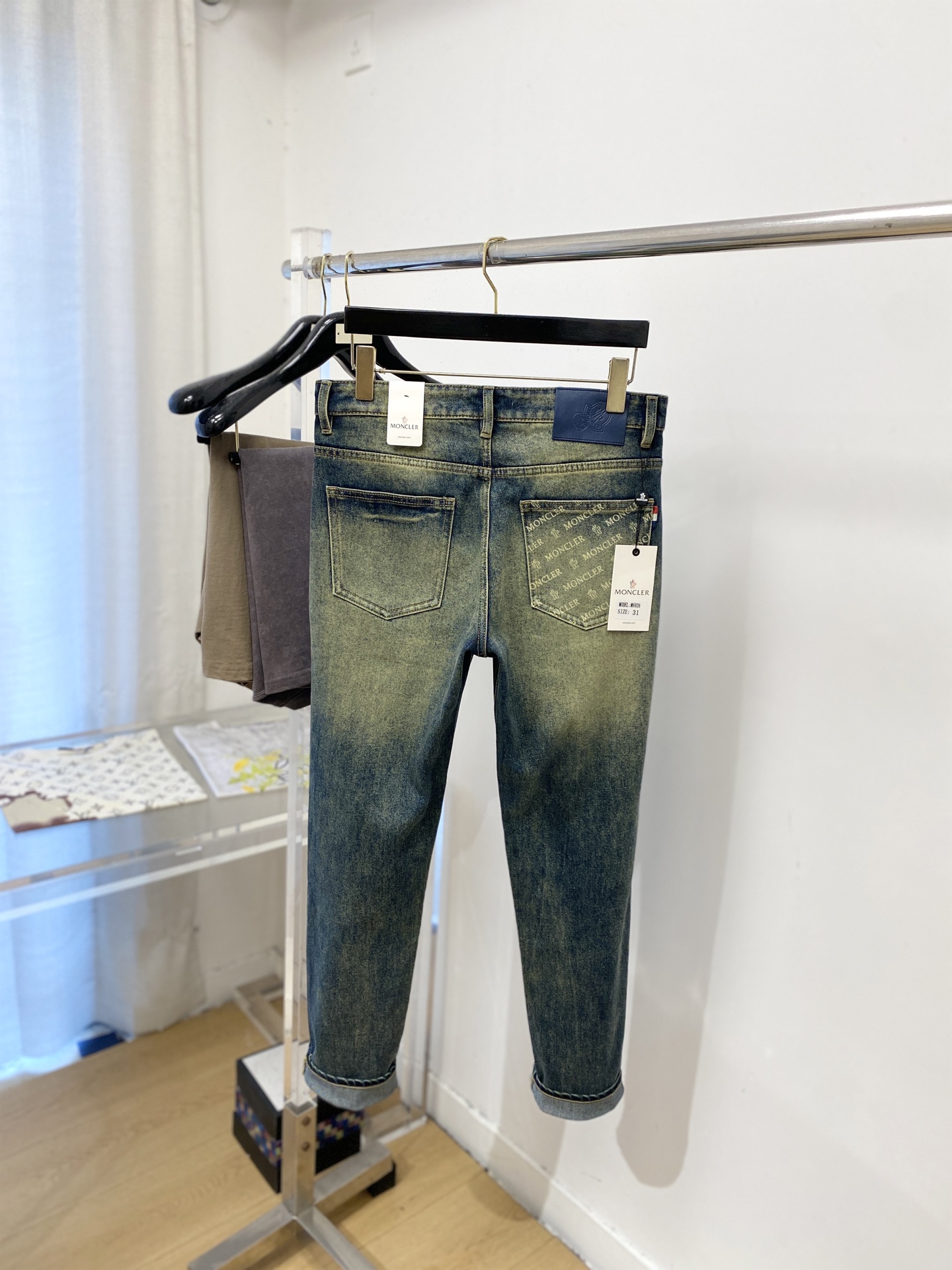 蒙口、2026最新品，专柜同步有售，原单狠货，水洗休闲牛仔裤，进口原版水洗弹力面料，舒适有弹性，原版五金辅料装饰logo