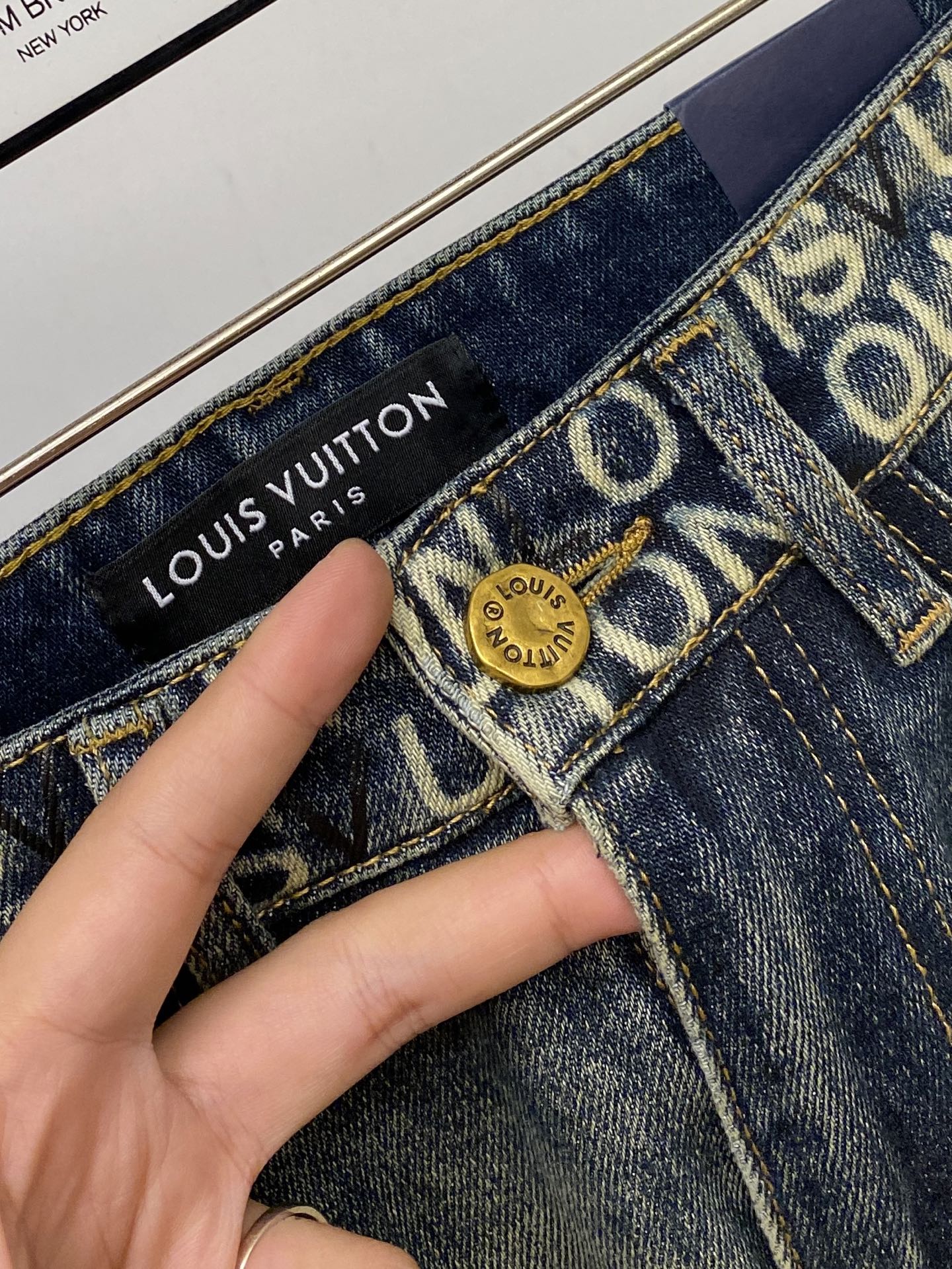 LV、2026最新品，专柜同步有售，原单狠货，水洗休闲牛仔裤，进口原版水洗弹力面料，舒适有弹性，原版五金辅料装饰logo