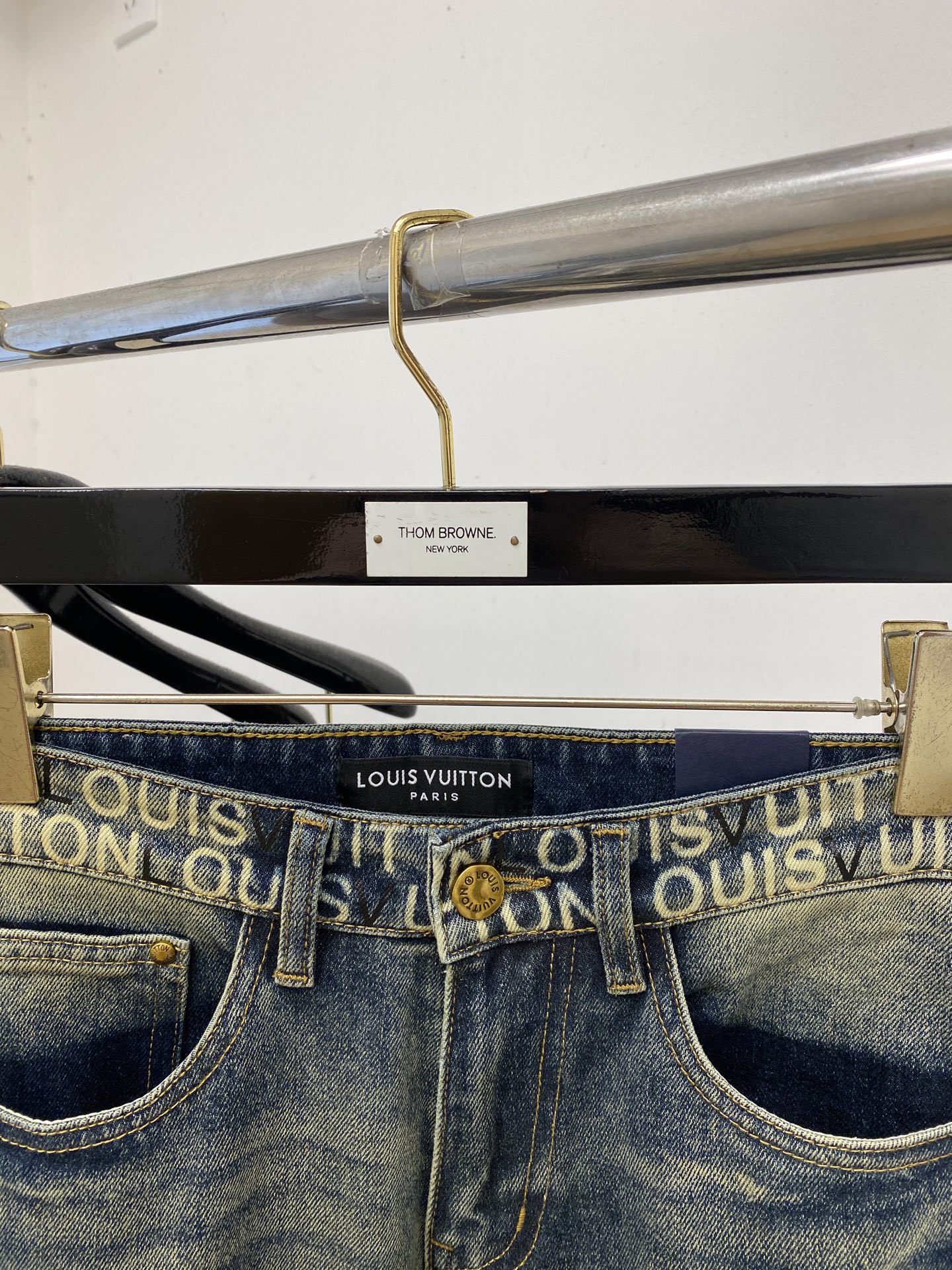LV、2026最新品，专柜同步有售，原单狠货，水洗休闲牛仔裤，进口原版水洗弹力面料，舒适有弹性，原版五金辅料装饰logo