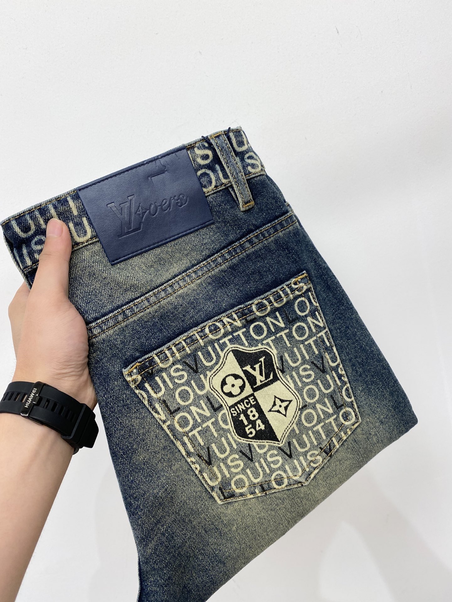 LV、2026最新品，专柜同步有售，原单狠货，水洗休闲牛仔裤，进口原版水洗弹力面料，舒适有弹性，原版五金辅料装饰logo