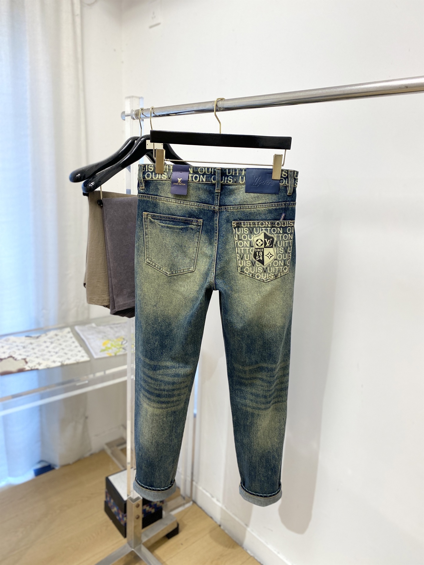 LV、2026最新品，专柜同步有售，原单狠货，水洗休闲牛仔裤，进口原版水洗弹力面料，舒适有弹性，原版五金辅料装饰logo