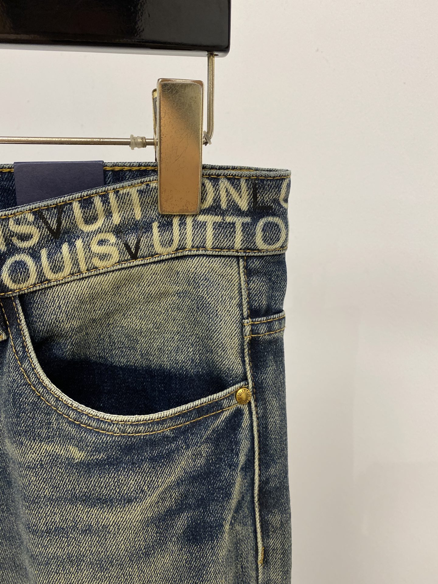LV、2026最新品，专柜同步有售，原单狠货，水洗休闲牛仔裤，进口原版水洗弹力面料，舒适有弹性，原版五金辅料装饰logo