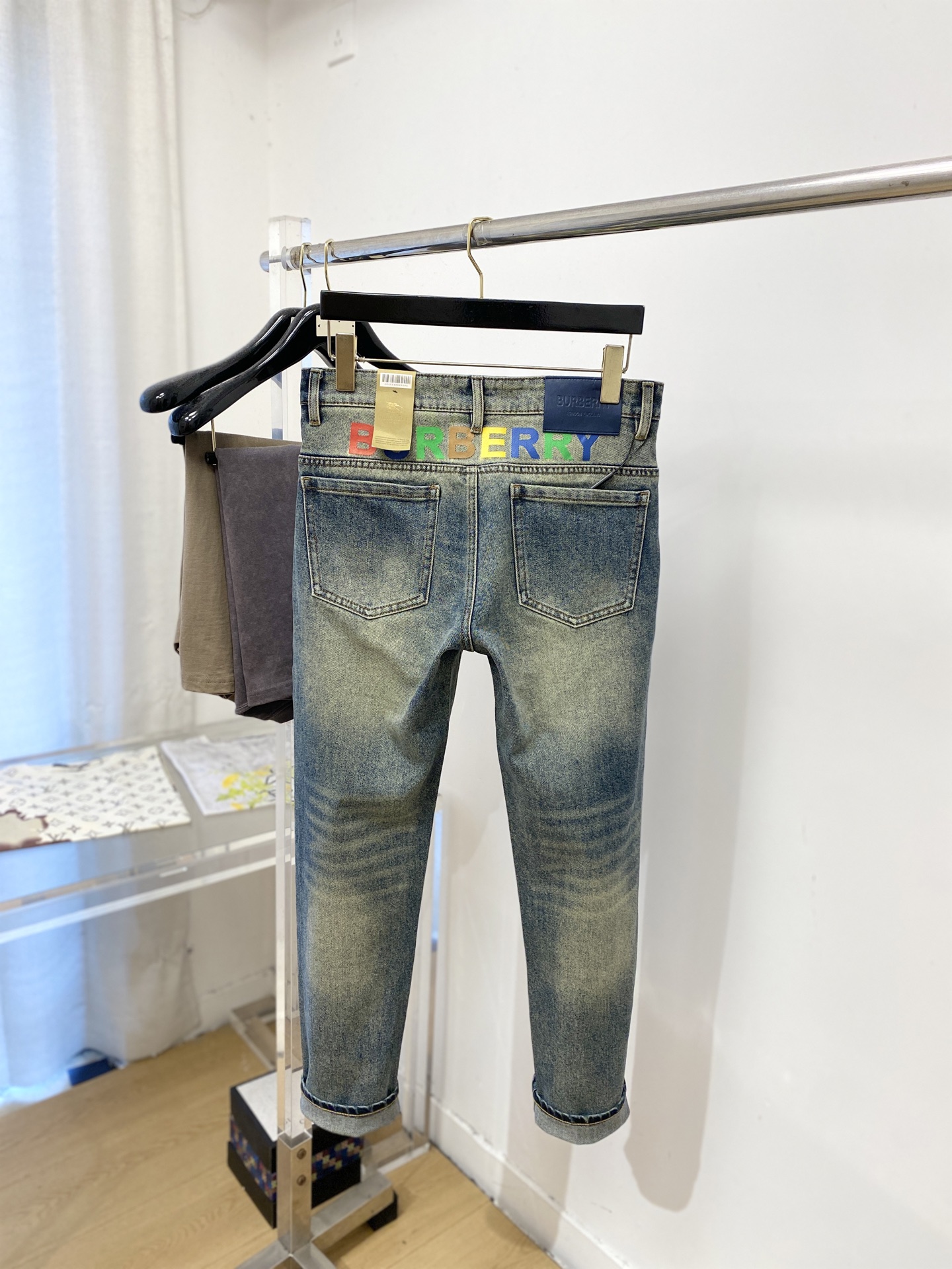 巴宝莉、2026最新品，专柜同步有售，原单狠货，水洗休闲牛仔裤，进口原版水洗弹力面料，舒适有弹性，原版五金辅料装饰log
