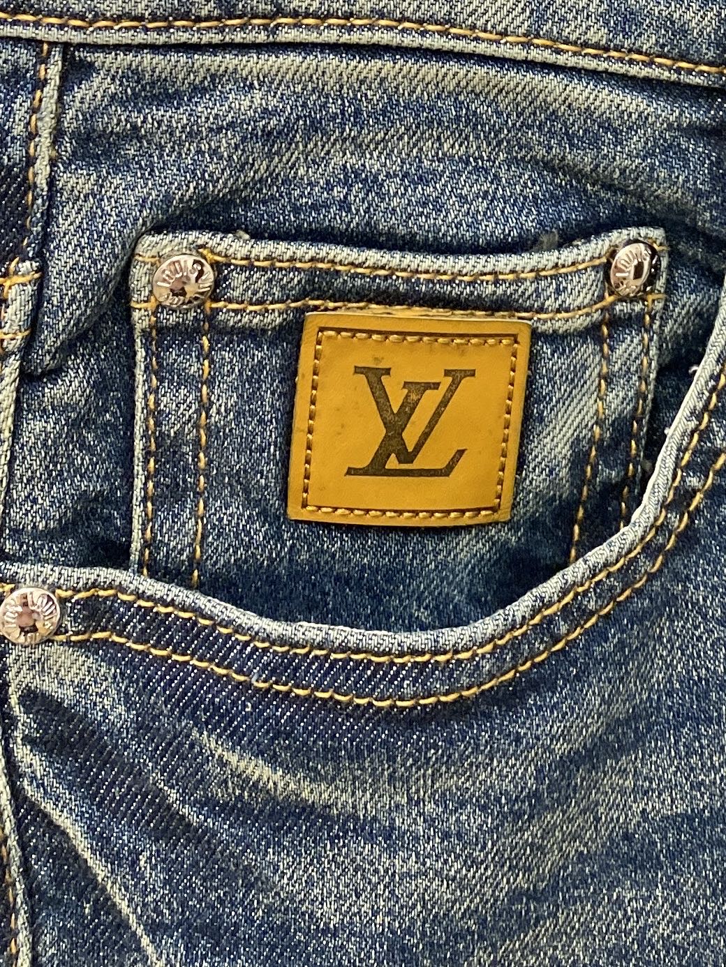 LV、2026最新品，专柜同步有售，原单狠货，水洗休闲牛仔裤，进口原版水洗弹力面料，舒适有弹性，原版五金辅料装饰logo