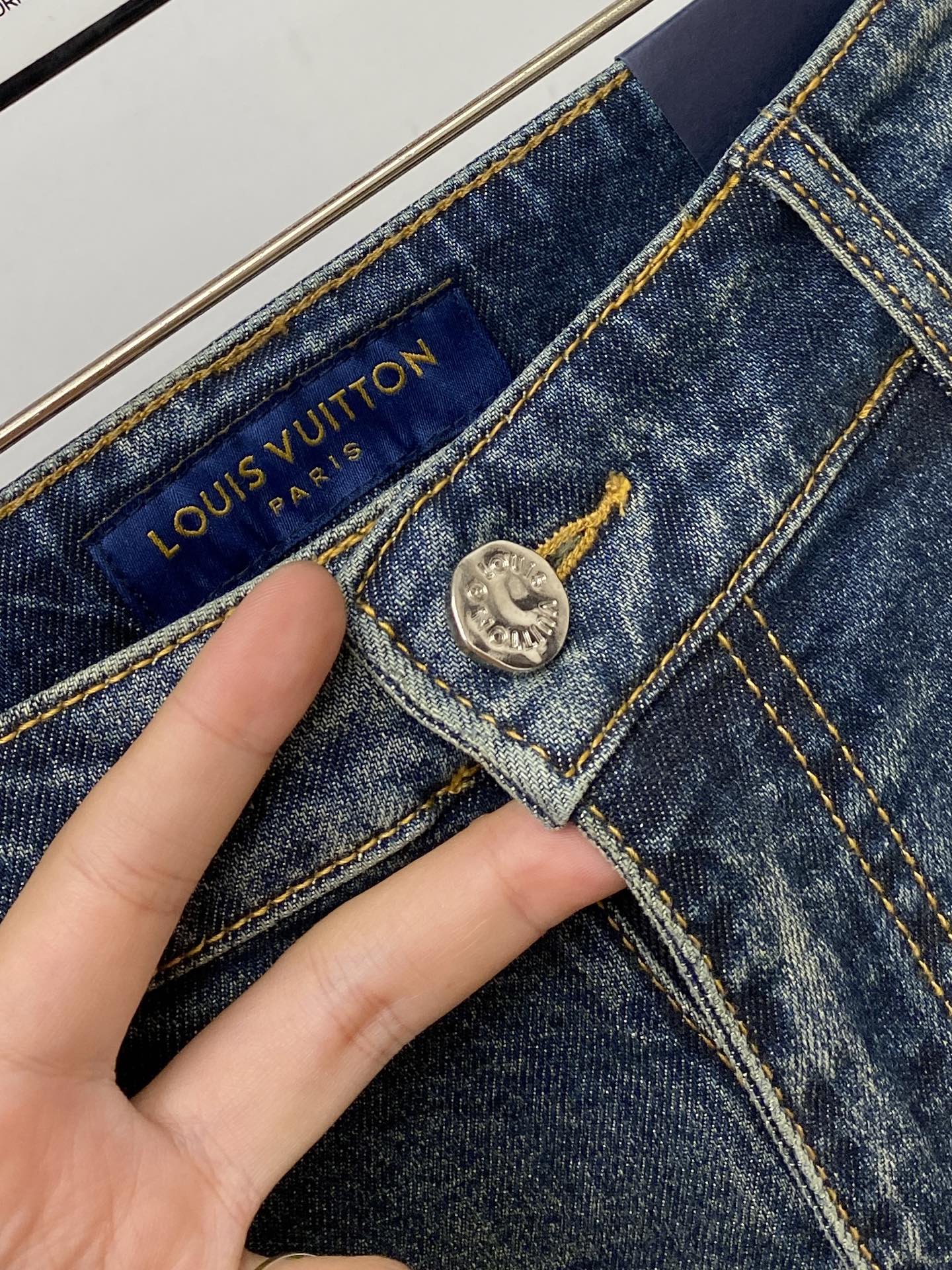 LV、2026最新品，专柜同步有售，原单狠货，水洗休闲牛仔裤，进口原版水洗弹力面料，舒适有弹性，原版五金辅料装饰logo