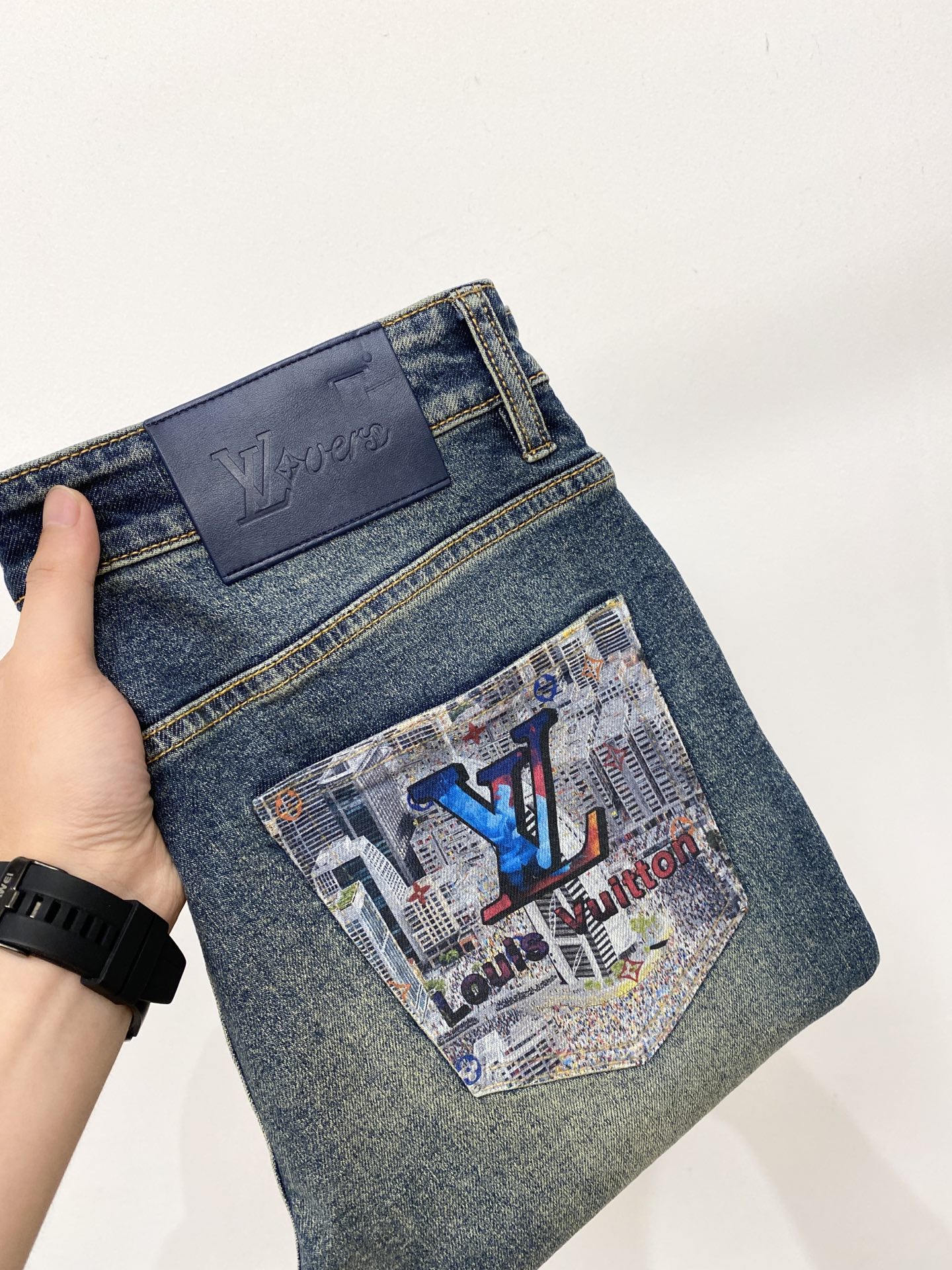 LV、2026最新品，专柜同步有售，原单狠货，水洗休闲牛仔裤，进口原版水洗弹力面料，舒适有弹性，原版五金辅料装饰logo