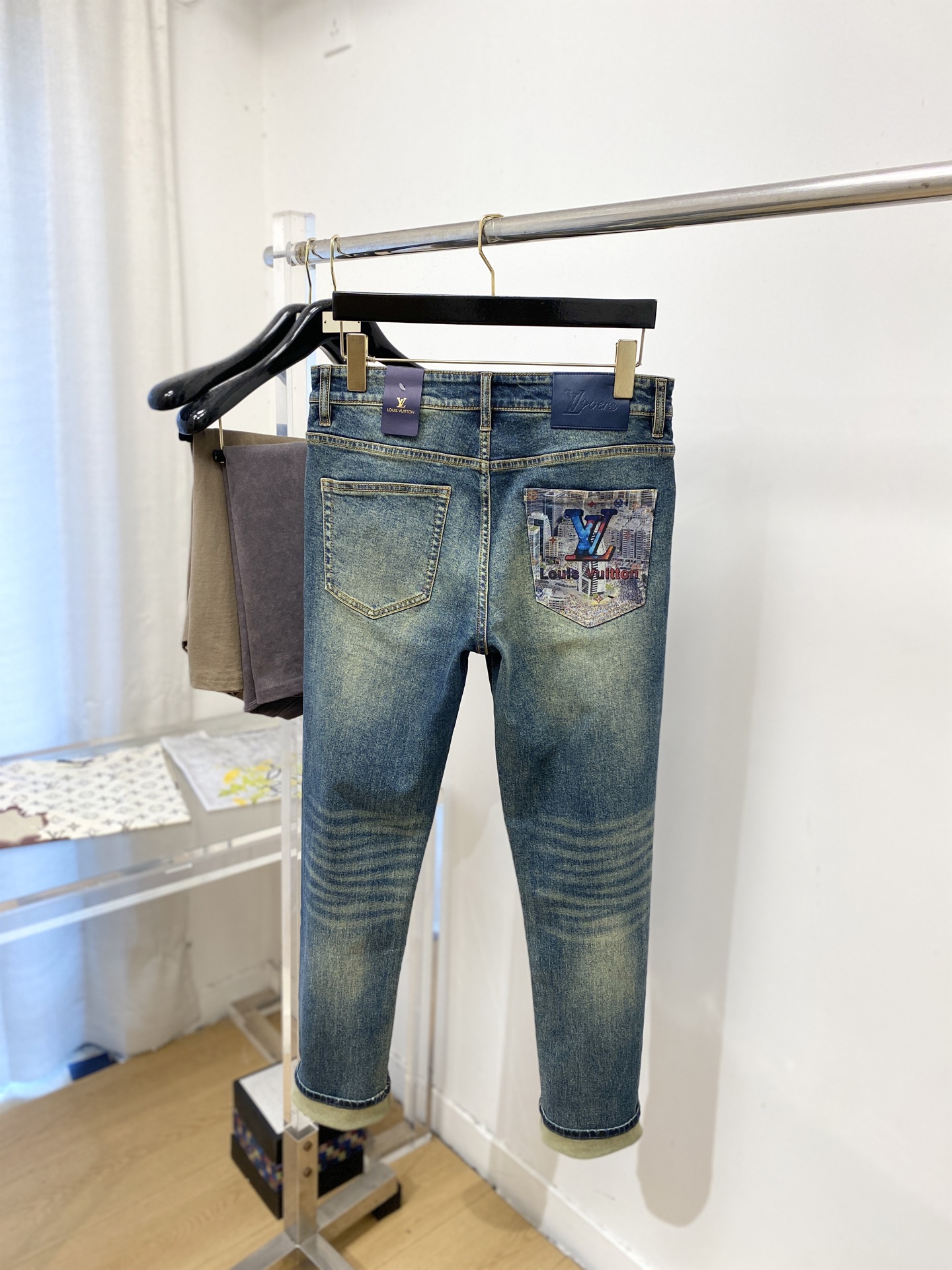 LV、2026最新品，专柜同步有售，原单狠货，水洗休闲牛仔裤，进口原版水洗弹力面料，舒适有弹性，原版五金辅料装饰logo