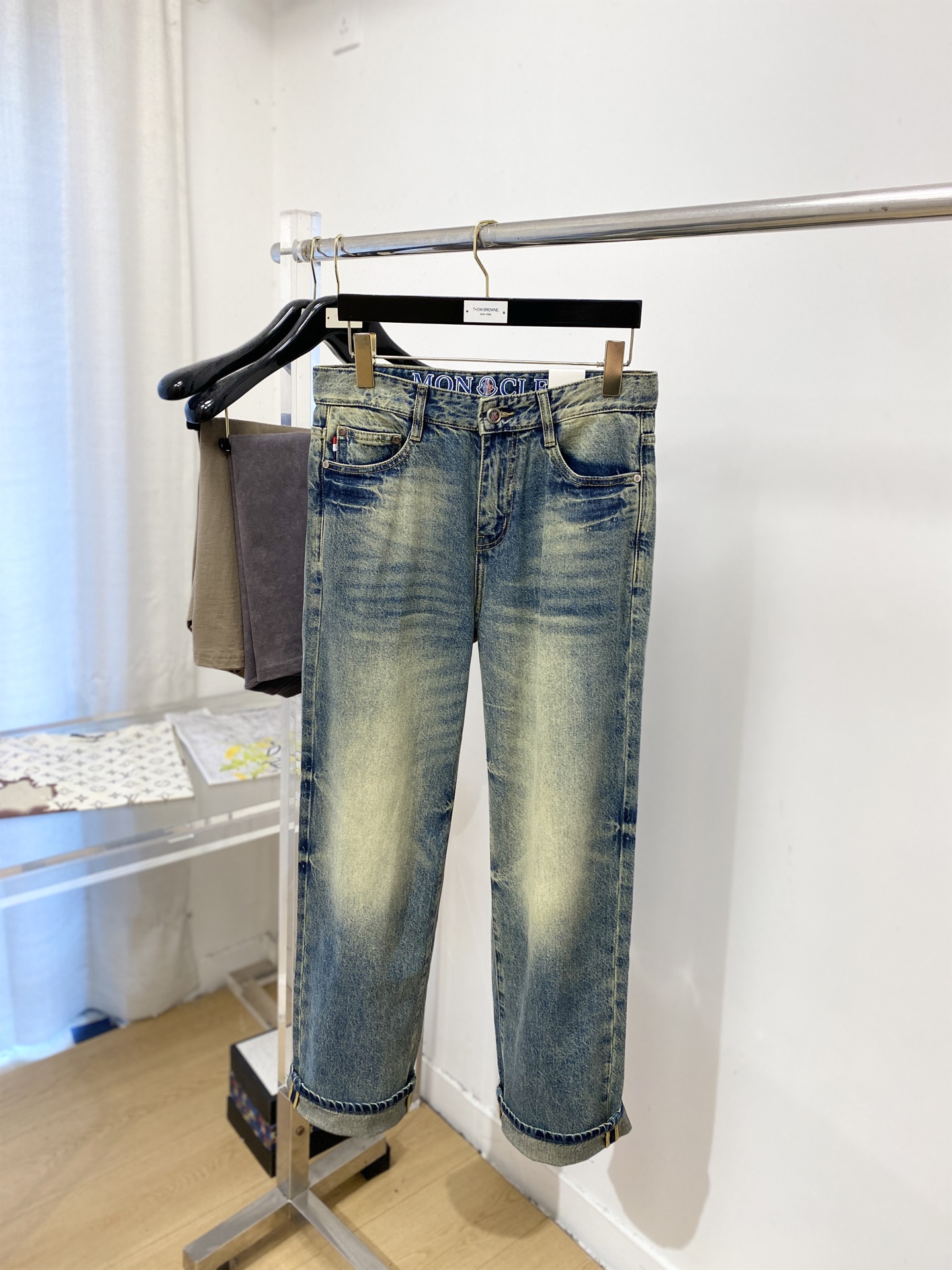 蒙口、2026最新品，专柜同步有售，原单狠货，水洗休闲牛仔裤，进口原版水洗弹力面料，舒适有弹性，原版五金辅料装饰logo