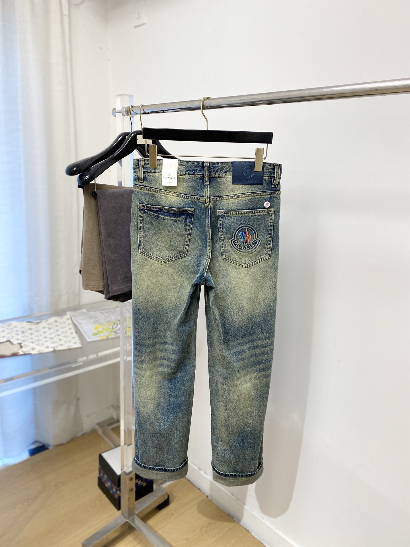 蒙口、2026最新品，专柜同步有售，原单狠货，水洗休闲牛仔裤，进口原版水洗弹力面料，舒适有弹性，原版五金辅料装饰logo