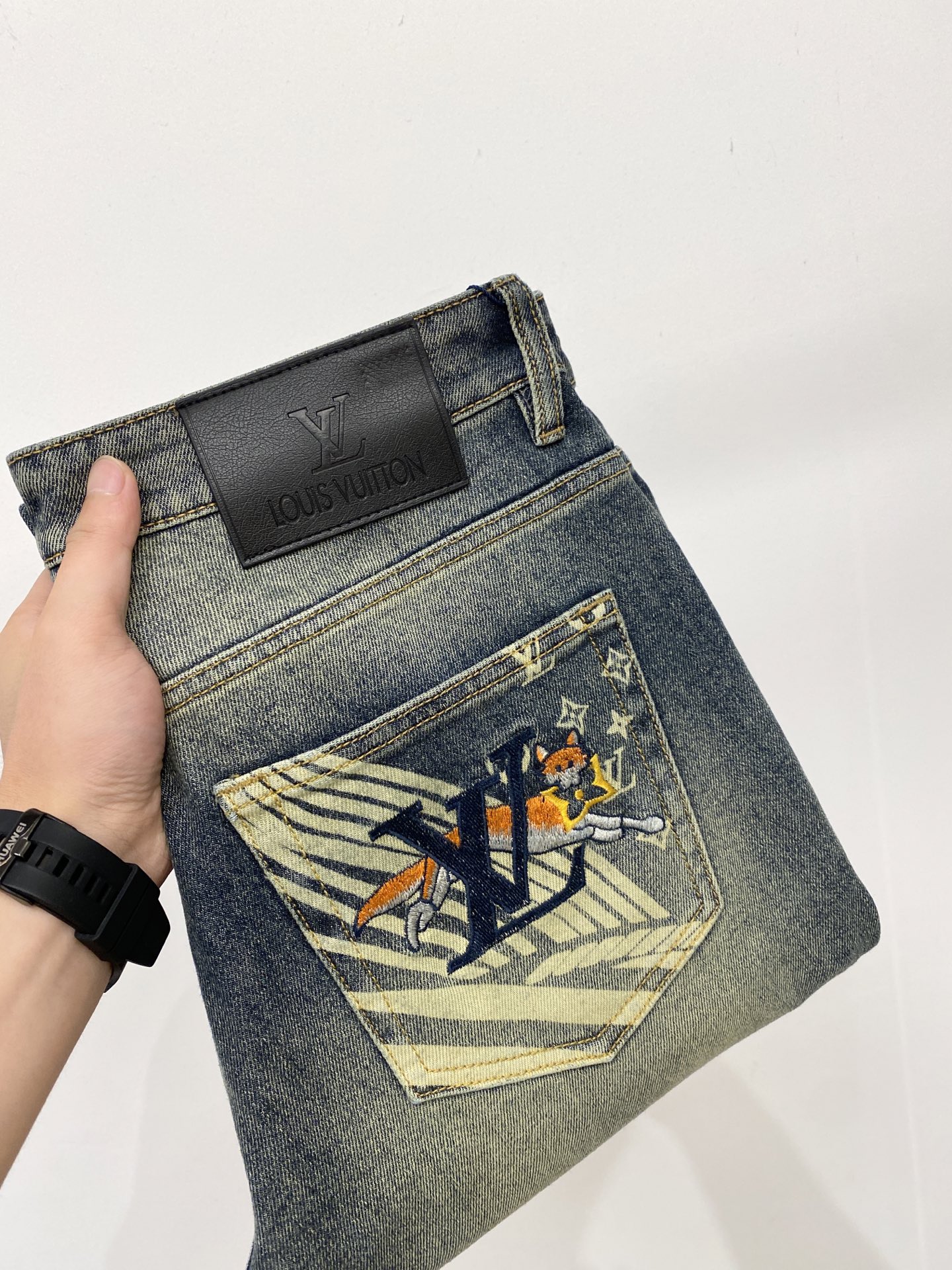 LV、2026最新品，专柜同步有售，原单狠货，水洗休闲牛仔裤，进口原版水洗弹力面料，舒适有弹性，原版五金辅料装饰logo