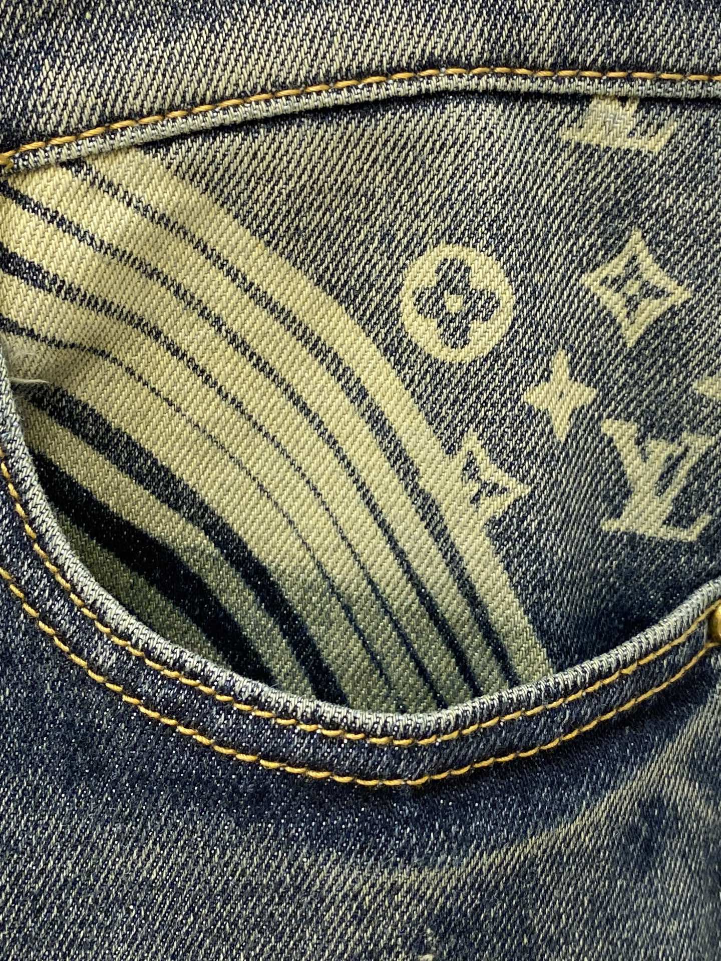 LV、2026最新品，专柜同步有售，原单狠货，水洗休闲牛仔裤，进口原版水洗弹力面料，舒适有弹性，原版五金辅料装饰logo