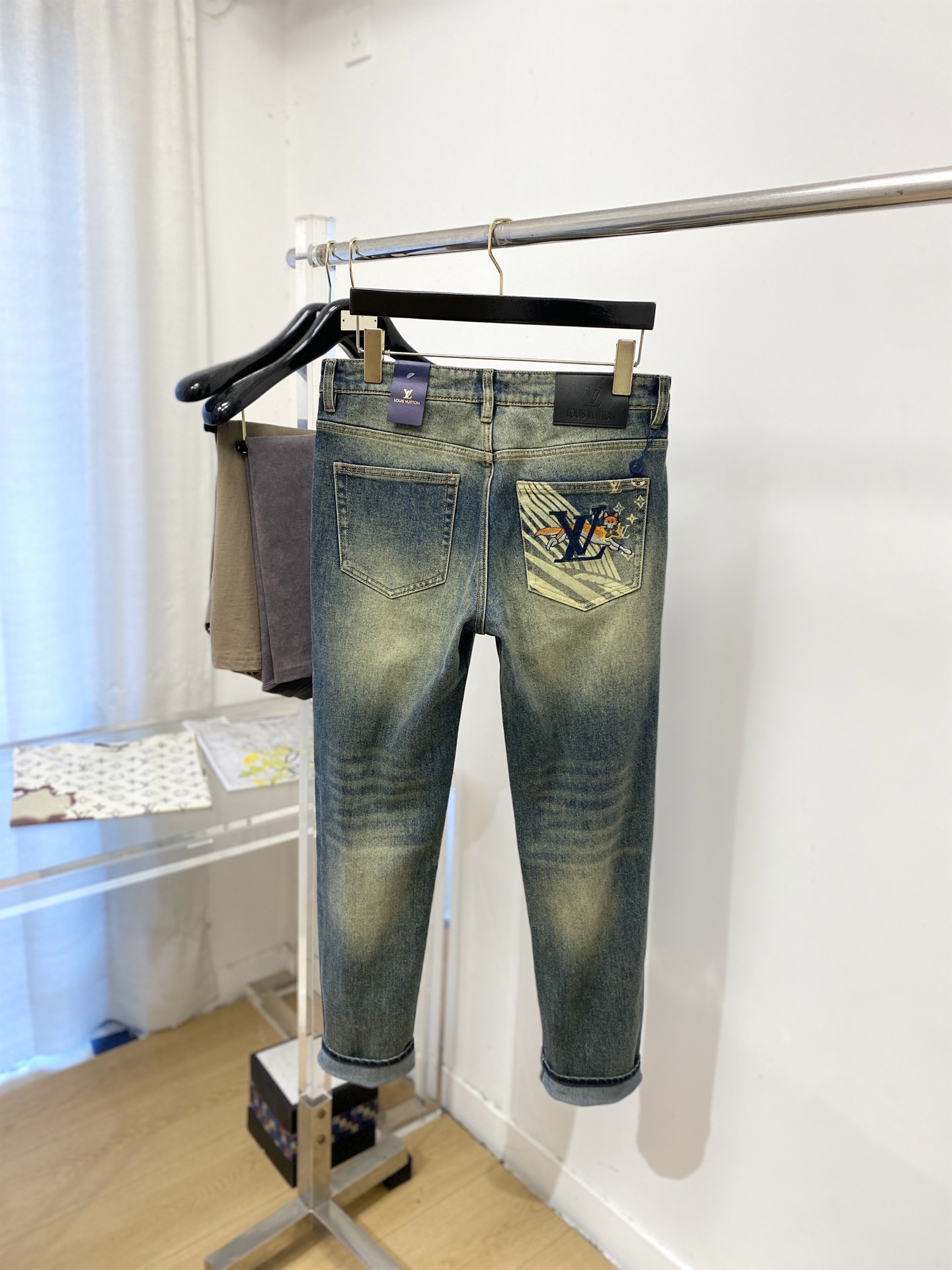LV、2026最新品，专柜同步有售，原单狠货，水洗休闲牛仔裤，进口原版水洗弹力面料，舒适有弹性，原版五金辅料装饰logo
