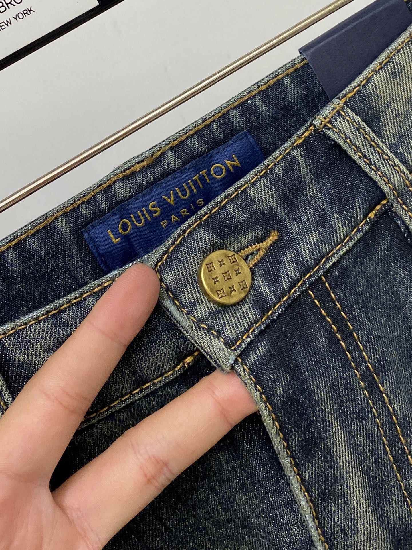 LV、2026最新品，专柜同步有售，原单狠货，水洗休闲牛仔裤，进口原版水洗弹力面料，舒适有弹性，原版五金辅料装饰logo