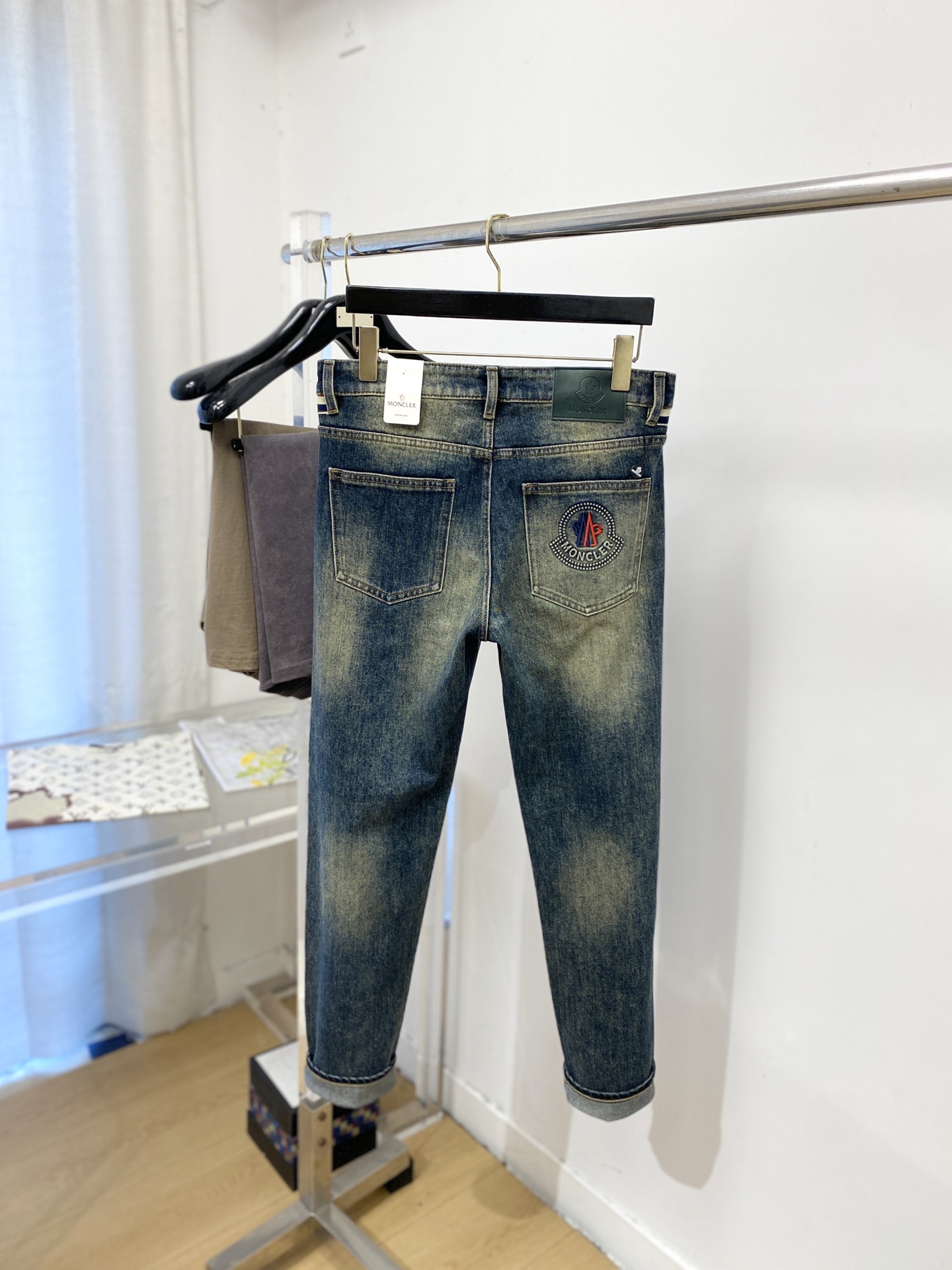 蒙口、2026最新品，专柜同步有售，原单狠货，水洗休闲牛仔裤，进口原版水洗弹力面料，舒适有弹性，原版五金辅料装饰logo