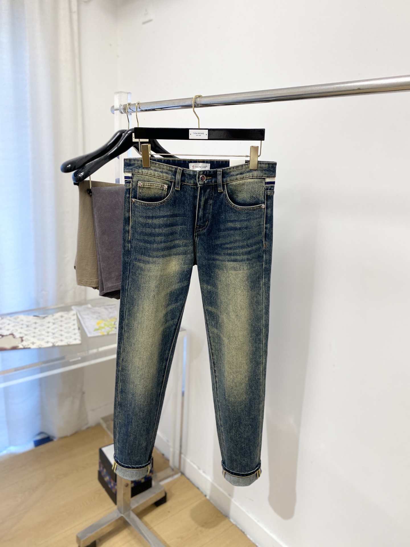 蒙口、2026最新品，专柜同步有售，原单狠货，水洗休闲牛仔裤，进口原版水洗弹力面料，舒适有弹性，原版五金辅料装饰logo