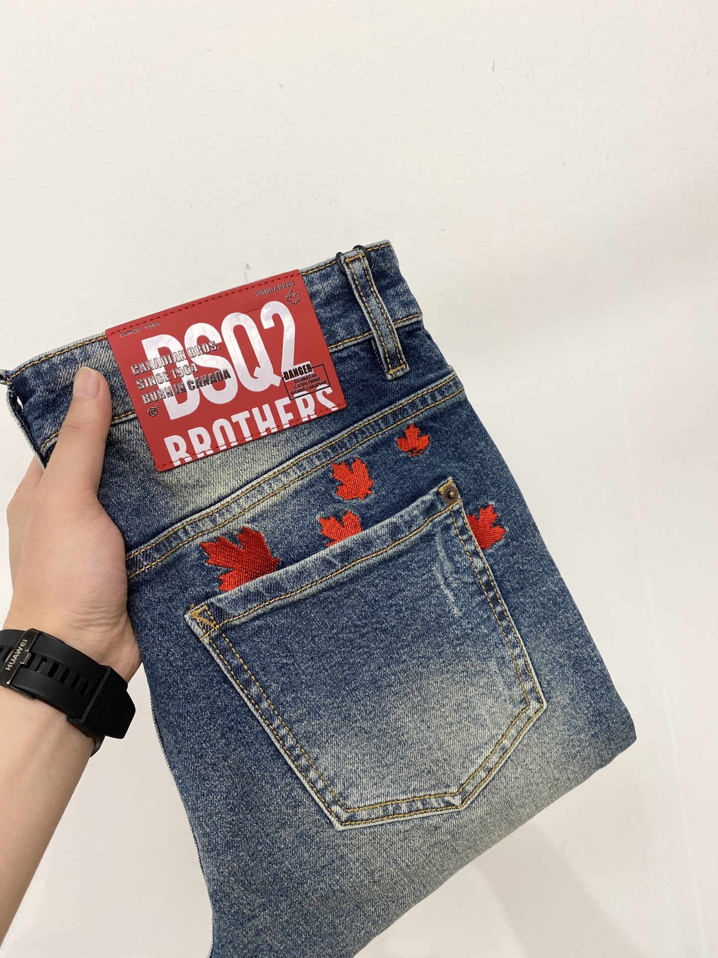 DSQUARED2、2026最新品，专柜同步有售，原单狠货，水洗休闲牛仔裤，进口原版水洗弹力面料，舒适有弹性，原版五金辅