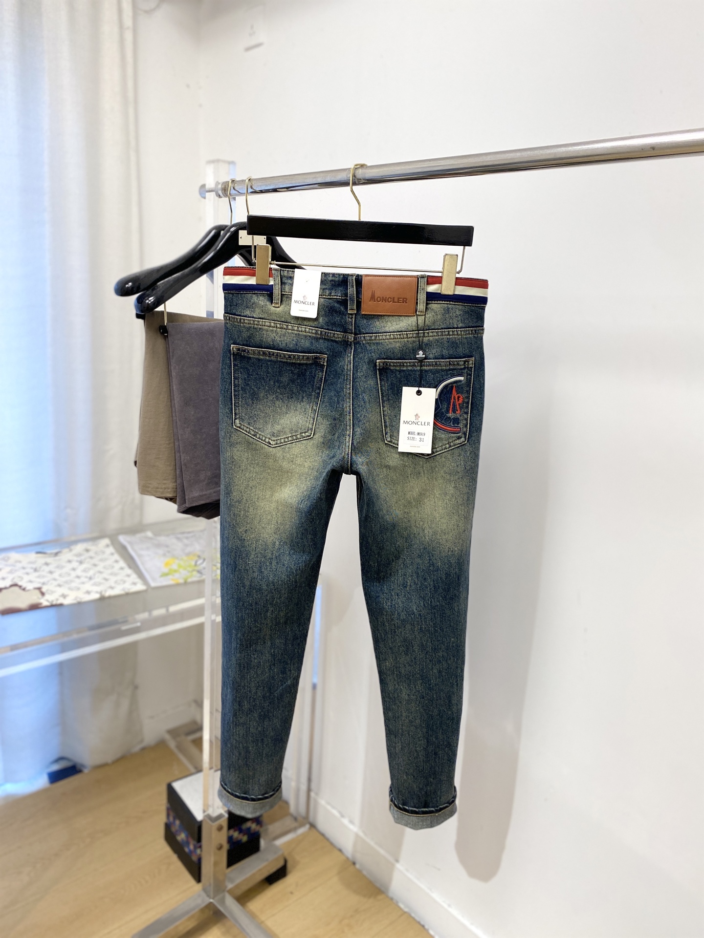蒙口、2026最新品，专柜同步有售，原单狠货，水洗休闲牛仔裤，进口原版水洗弹力面料，舒适有弹性，原版五金辅料装饰logo