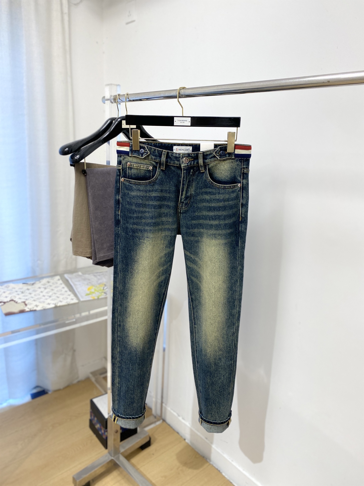 蒙口、2026最新品，专柜同步有售，原单狠货，水洗休闲牛仔裤，进口原版水洗弹力面料，舒适有弹性，原版五金辅料装饰logo