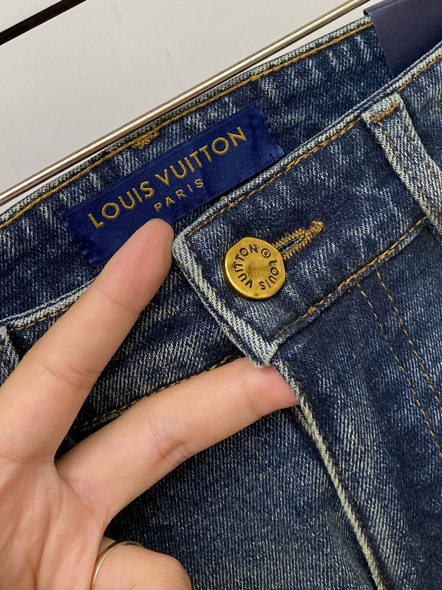 LV、2026最新品，专柜同步有售，原单狠货，水洗休闲牛仔裤，进口原版水洗弹力面料，舒适有弹性，原版五金辅料装饰logo