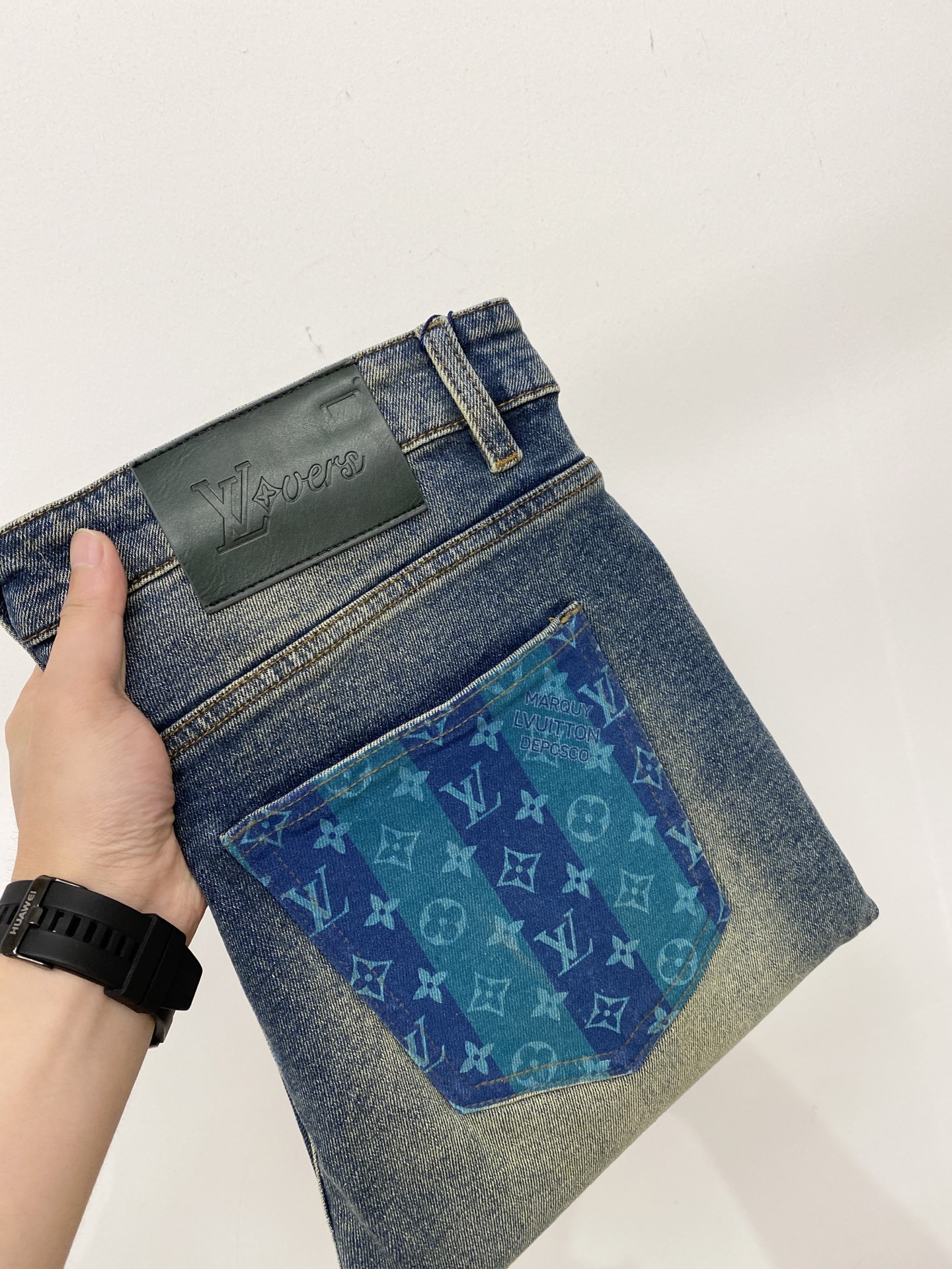 LV、2026最新品，专柜同步有售，原单狠货，水洗休闲牛仔裤，进口原版水洗弹力面料，舒适有弹性，原版五金辅料装饰logo