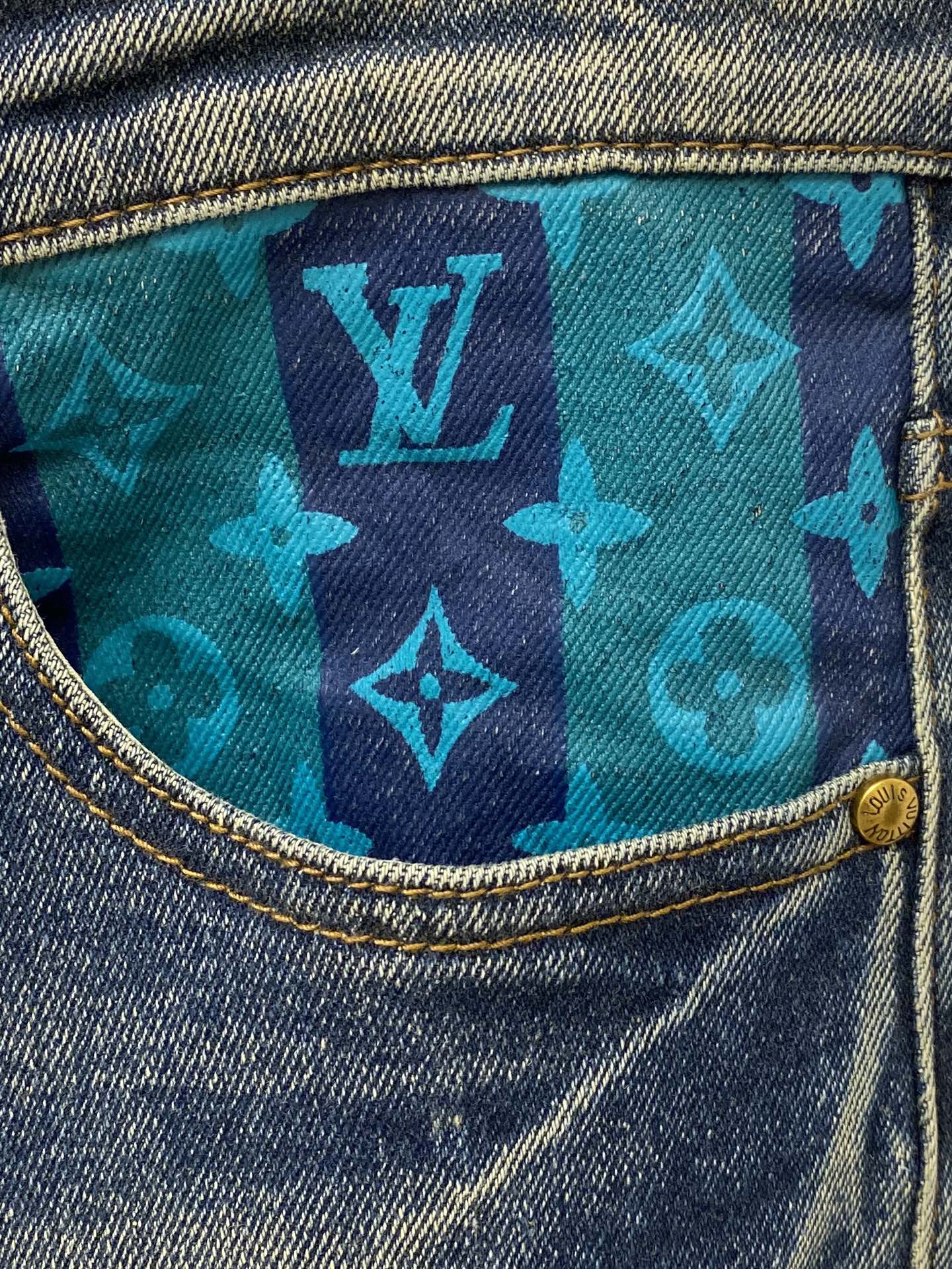 LV、2026最新品，专柜同步有售，原单狠货，水洗休闲牛仔裤，进口原版水洗弹力面料，舒适有弹性，原版五金辅料装饰logo