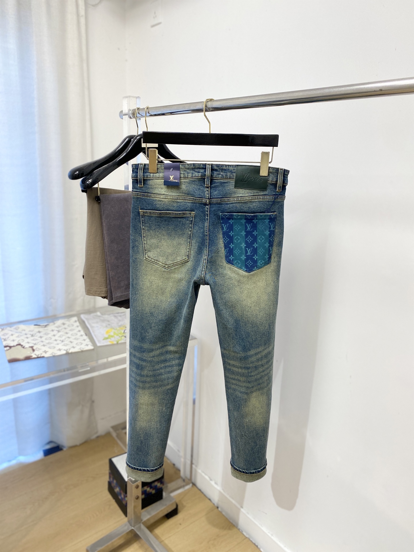 LV、2026最新品，专柜同步有售，原单狠货，水洗休闲牛仔裤，进口原版水洗弹力面料，舒适有弹性，原版五金辅料装饰logo