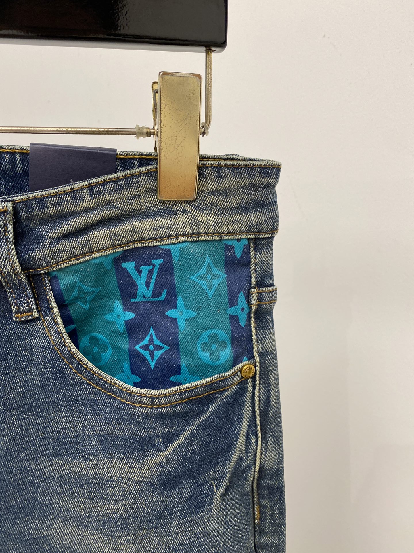 LV、2026最新品，专柜同步有售，原单狠货，水洗休闲牛仔裤，进口原版水洗弹力面料，舒适有弹性，原版五金辅料装饰logo