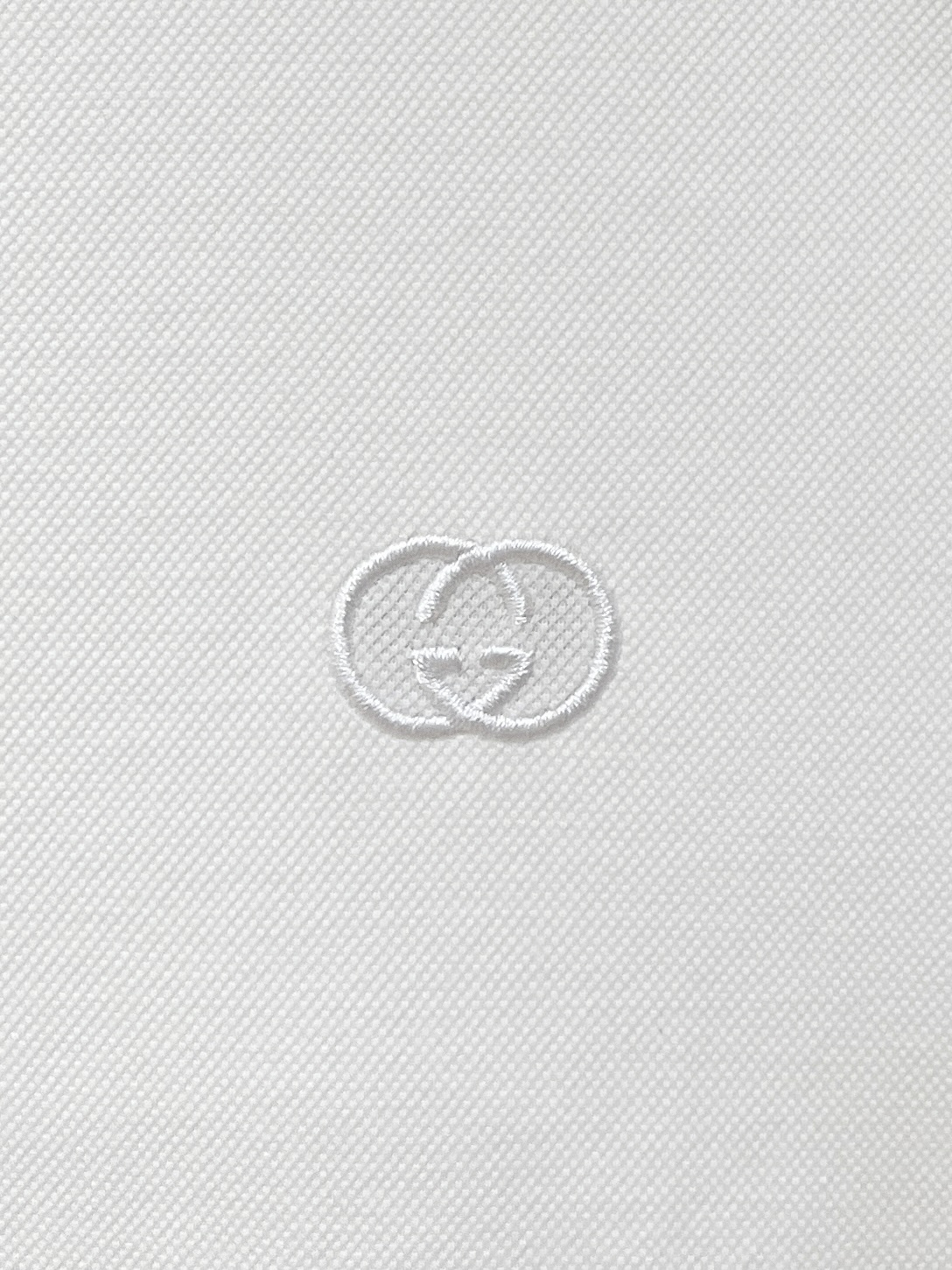 古奇、2026新品短袖T恤，帅气时尚，胸前精致刺绣字母logo，简约百搭款。面料棉 不仅挺括，保持潮流的廓形，又穿着舒适