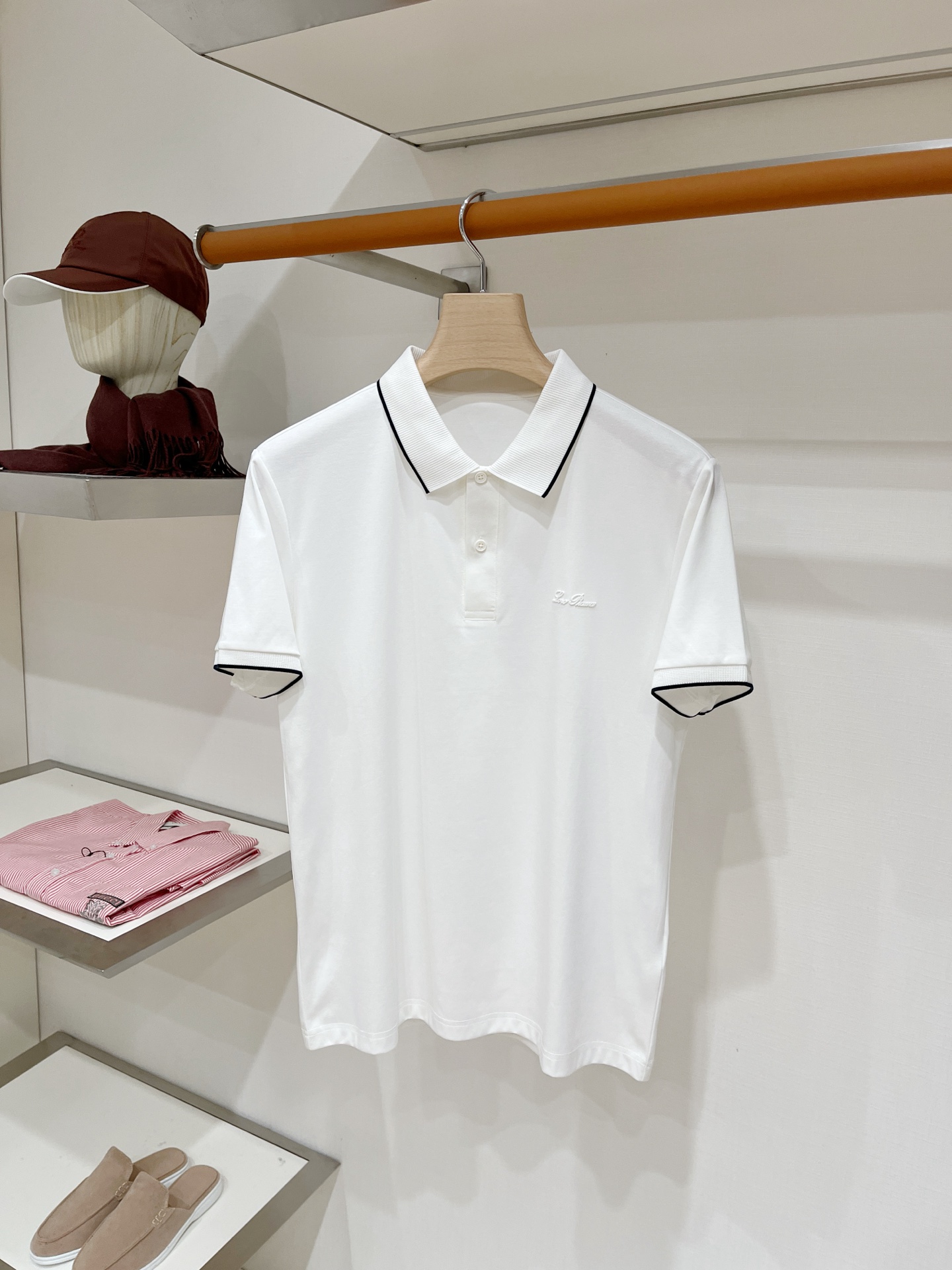 Loro piana、2026新品短袖T恤，帅气时尚，胸前顶级印胶字母logo，简约百搭款。面料棉 不仅挺括，保持潮流的