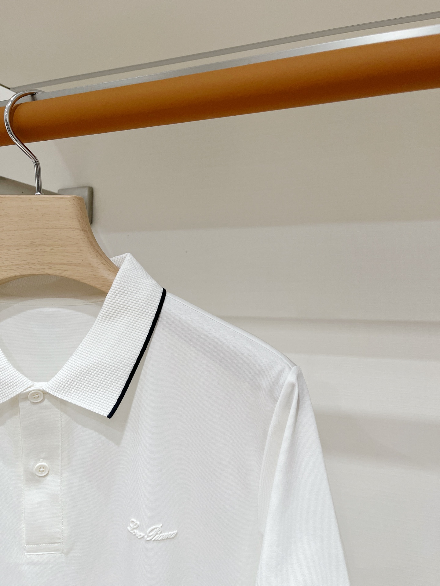 Loro piana、2026新品短袖T恤，帅气时尚，胸前顶级印胶字母logo，简约百搭款。面料棉 不仅挺括，保持潮流的